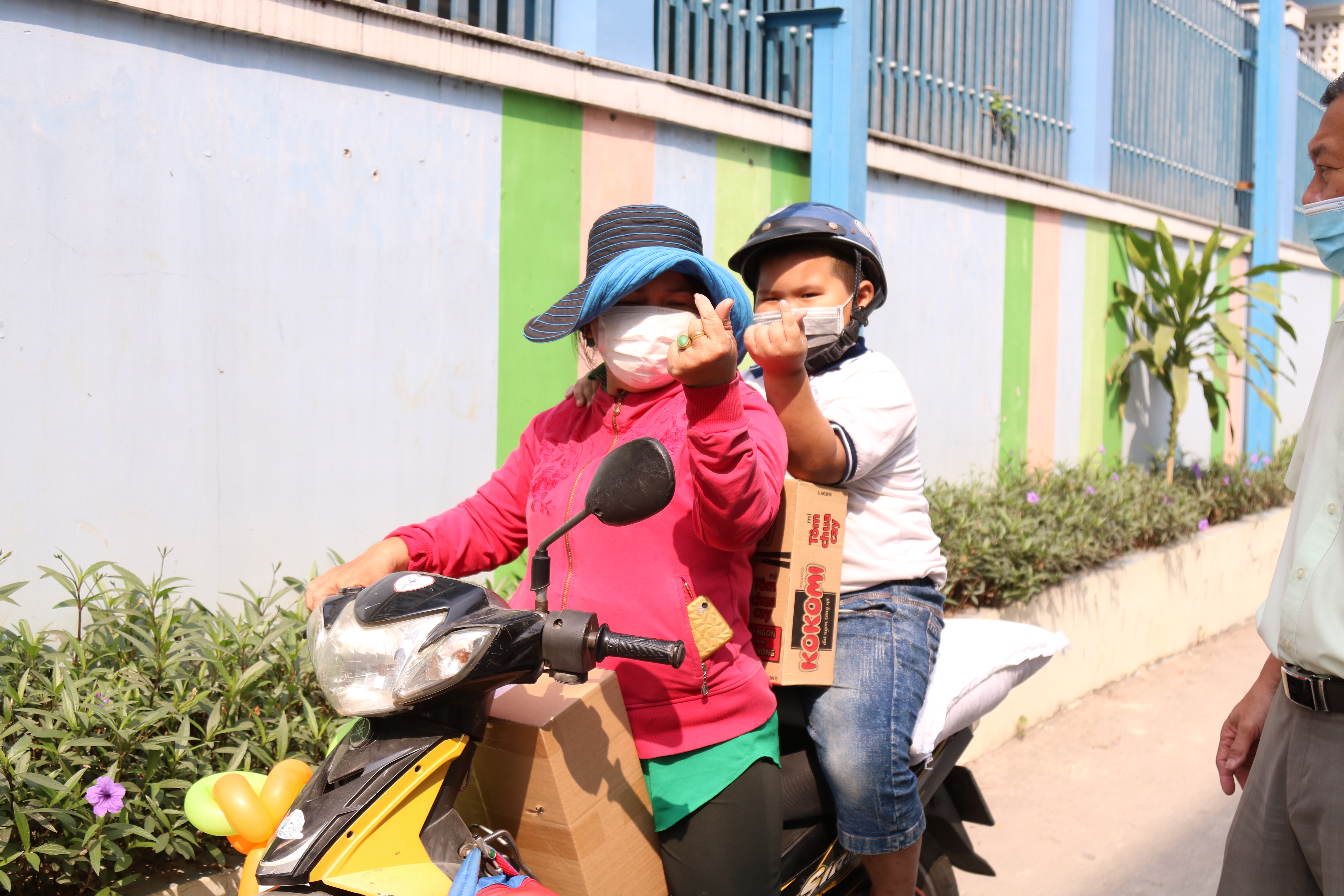B&eacute; Phi An (6 tuổi) v&agrave; b&agrave; nội Nguyễn Thị Gi&agrave;u (61 tuổi) c&oacute; mặt từ rất sớm để đợi nhận qu&agrave;.
