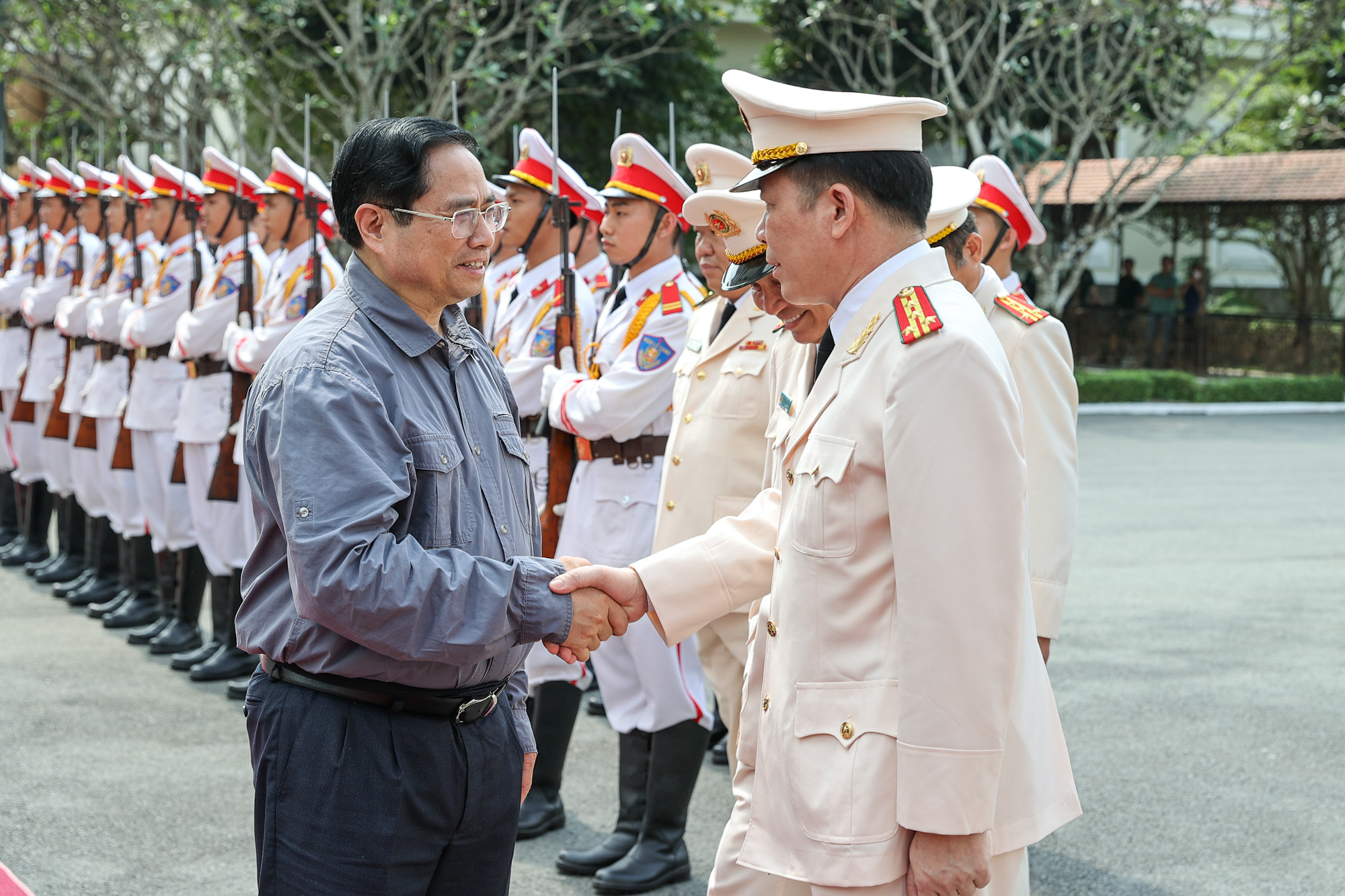 Thủ tướng thăm, ch&uacute;c Tết c&aacute;n bộ, chiến sĩ C&ocirc;ng an Cần Thơ. Ảnh: VGP/Nhật Bắc