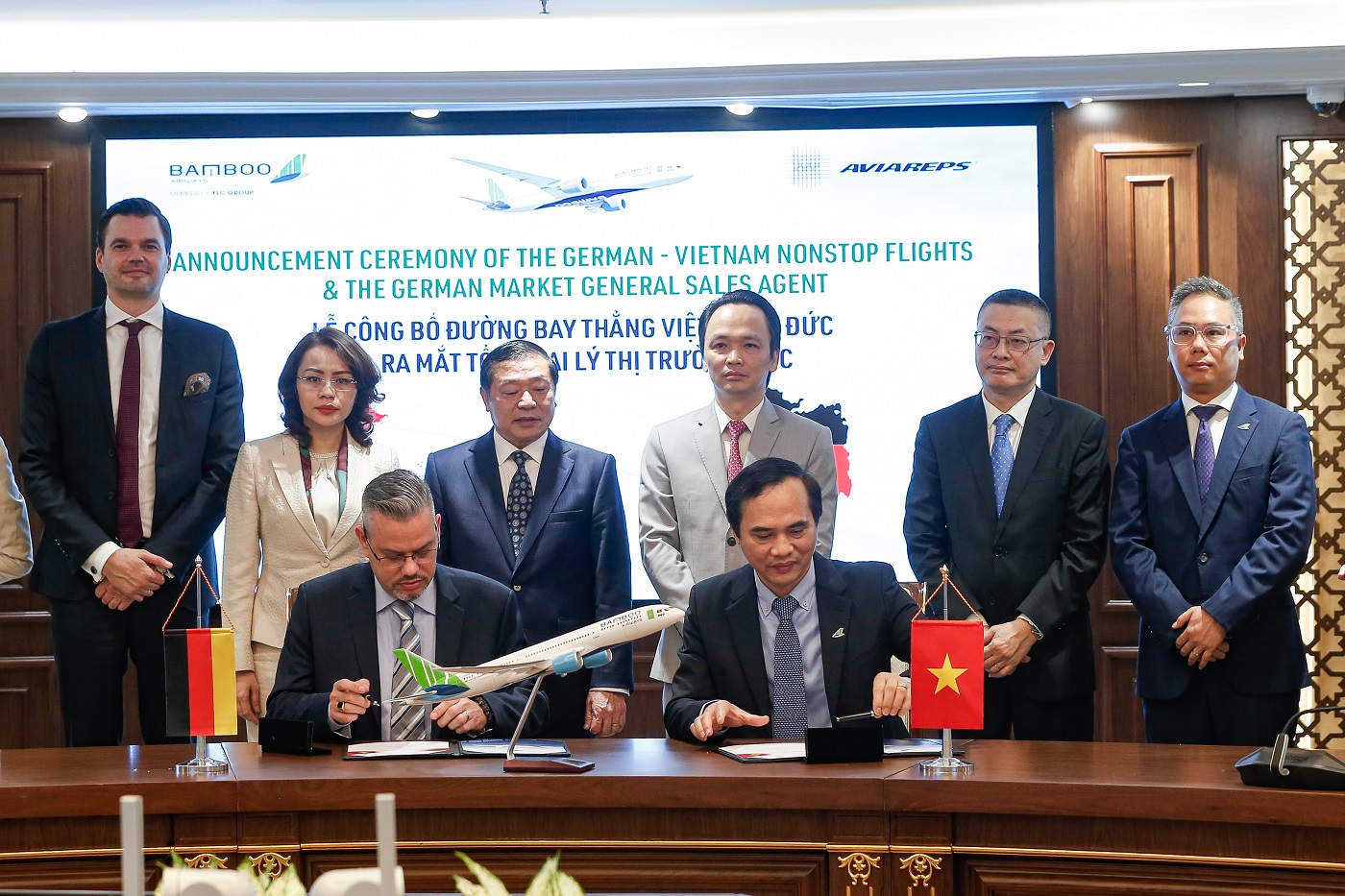 Lễ ký kết giữa Đại diện Aviareps AG và ông Nguyễn Mạnh Quân - Phó Tổng Giám đốc thường trực Bamboo Airways, dưới sự chứng kiến của ông Lukas Schoeneck - Thành viên Hội đồng quản trị Hiệp hội 6Pg88.con độc quyền mỗi ngày Đức, Tổng Giám đốc Thyssen Krupp; Bà Hương Trần Kiều Dung - PCTTT Tập đoàn FLC, PCT Bamboo Airways; Ông Lại Xuân Môn - Uỷ viên BCH Trung ương Đảng, Phó Trưởng ban Thường trực Ban Tuyên giáo Trung ương; ông Trịnh Văn Quyết - Chủ tịch HĐQT Tập đoàn FLC, Chủ tịch HĐQT hãng hàng không Bamboo Airways; Ông Vũ Quang Minh - Thứ trưởng Bộ Ngoại Giao, Đại sứ Đặc mệnh Toàn quyền của Việt Nam tại Cộng Hòa Liên Bang Đức; ông Đặng Tất Thắng - Tổng giám đốc Bamboo Airways (Theo thứ tự từ trái sang).
