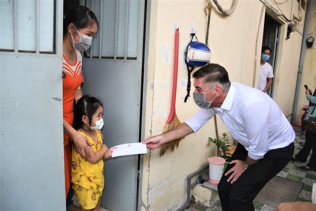 &Ocirc;ng Jason Turnbull - Ph&oacute; tổng gi&aacute;m đốc ki&ecirc;m Gi&aacute;m đốc T&agrave;i ch&iacute;nh Masterise Homes trực tiếp trao qu&agrave; cho người PG88 Sòng bạc trực tuyến TOP 1 Việt Nam | Casino, Nổ Hũ.