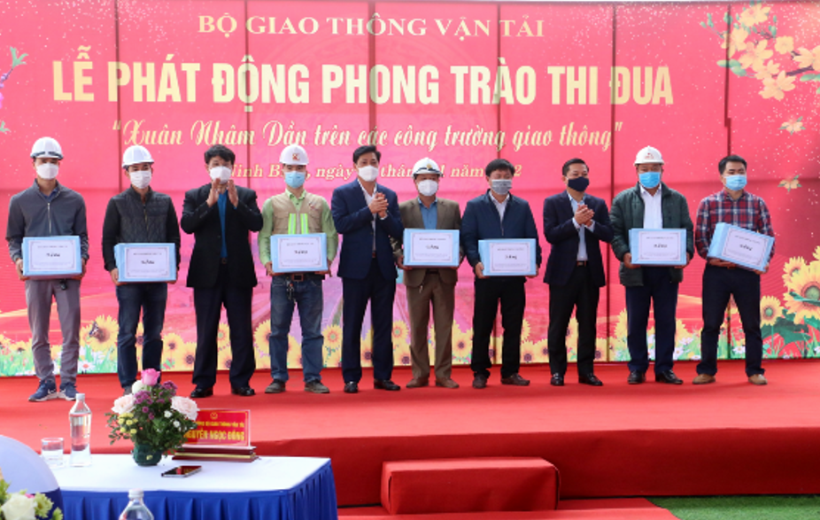 Thứ trưởng Nguyễn Ngọc Đông trao quà động viên công nhân, người lao động thi công Link Trang Chủ PG88.Com Mới #2026 cao tốc Bắc - Nam đoạn Mai Sơn - Quốc lộ 45.