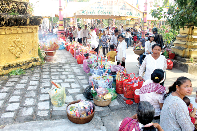 Người Khmer đem đồ lễ l&ecirc;n ch&ugrave;a v&agrave;o ng&agrave;y Tết