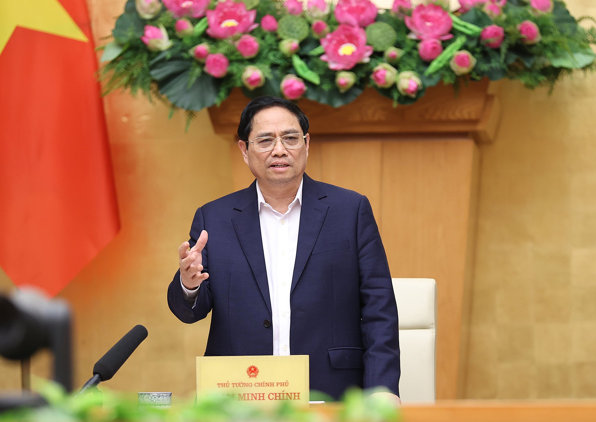 Thủ tướng lưu &yacute;&nbsp;nơi n&agrave;o tự &yacute; đặt c&aacute;c quy định, y&ecirc;u cầu ri&ecirc;ng tr&aacute;i với quy định, hướng dẫn chung th&igrave; c&aacute;c bộ ng&agrave;nh phải kiểm tra, xử l&yacute; - Ảnh: VGP