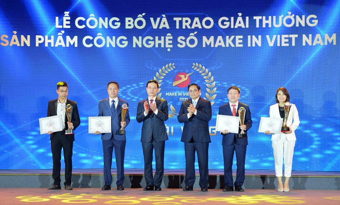 Thủ tướng Phạm Minh Ch&iacute;nh v&agrave; Bộ trưởng Th&ocirc;ng tin v&agrave; Truyền th&ocirc;ng Nguyễn Mạnh H&ugrave;ng trao giải nền tảng số xuất sắc cho c&aacute;c đơn vị, PG88 Link Dễ Nhớ Pg88.com c&ocirc;ng nghệ