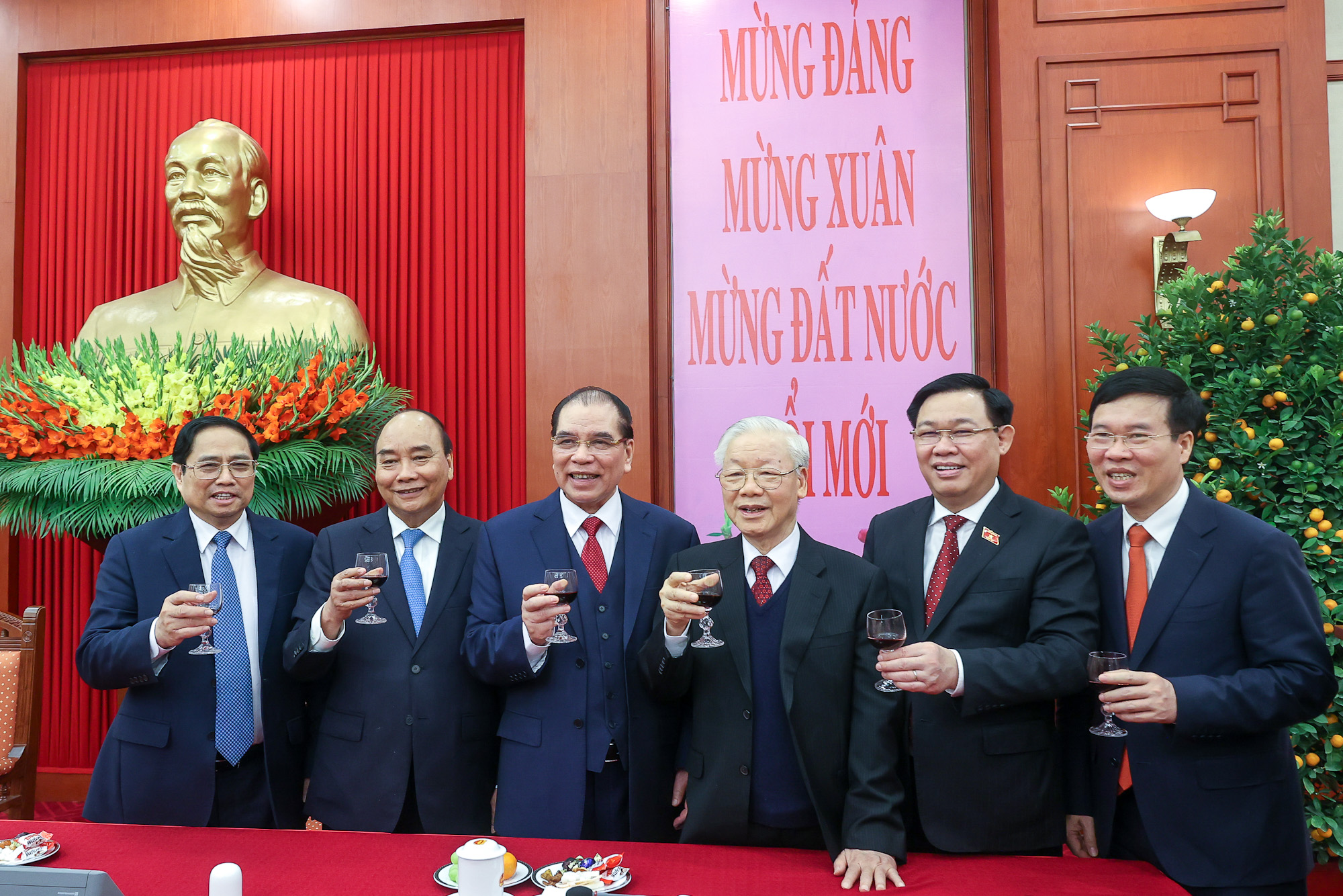 C&aacute;c đồng ch&iacute; l&atilde;nh đạo, nguy&ecirc;n l&atilde;nh đạo n&acirc;ng ly ch&uacute;c mừng năm mới - Ảnh: VGP