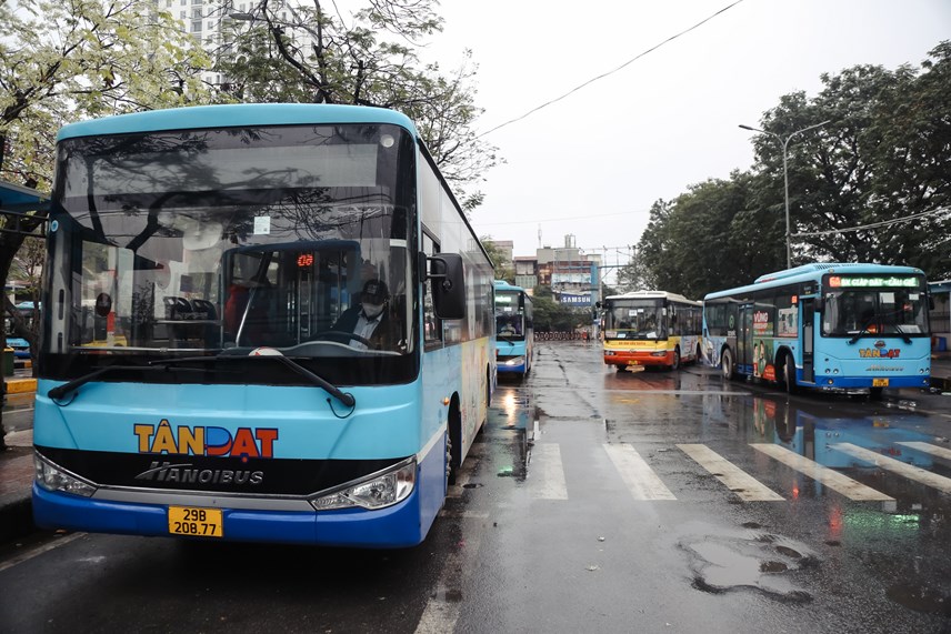 Hà Nội: Chỉ còn 3/121 tuyến buýt hoạt động cầm chừng, phải giãn cách chỗ