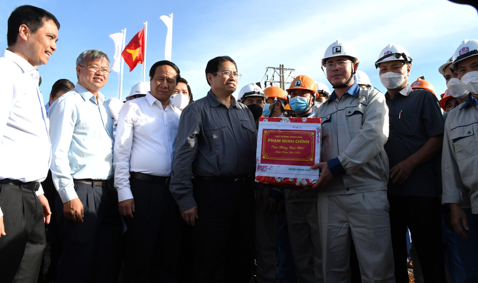 Thủ tướng Chính phủ tặng quà cho đơn vị thi công Link Trang Chủ PG88.Com Mới #2026 Sân bay quốc tế Long Thành tại buổi thị sát đầu năm Nhâm Dần 2022.