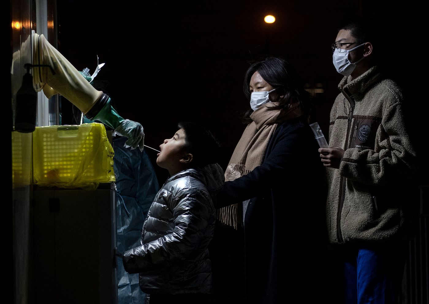 Một điểm test nhanh Covid-19 ở Bắc Kinh, Trung Quốc h&ocirc;m 13/1 - Ảnh: Getty/Bloomberg.