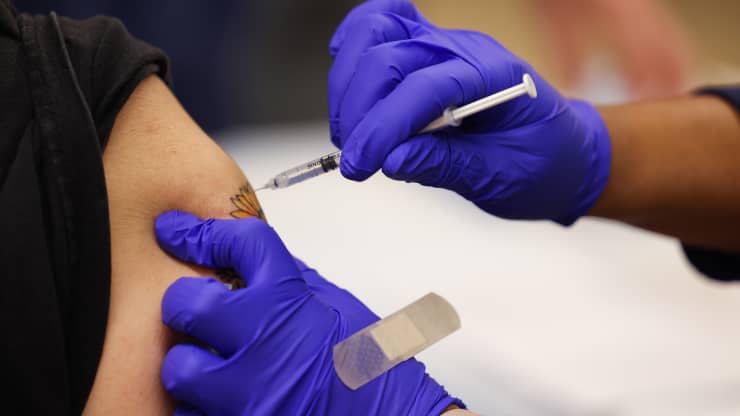 Ti&ecirc;m vaccine Covid-19 ở Freeport, New York, Mỹ h&ocirc;m 30/22/2021 - Ảnh: Getty.