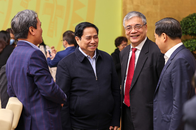 Thủ tướng Phạm Minh Ch&iacute;nh trao đổi với Ph&oacute; Thủ tướng L&ecirc; Minh Kh&aacute;i c&ugrave;ng c&aacute;c đại biểu tham dự hội nghị - Ảnh: VGP