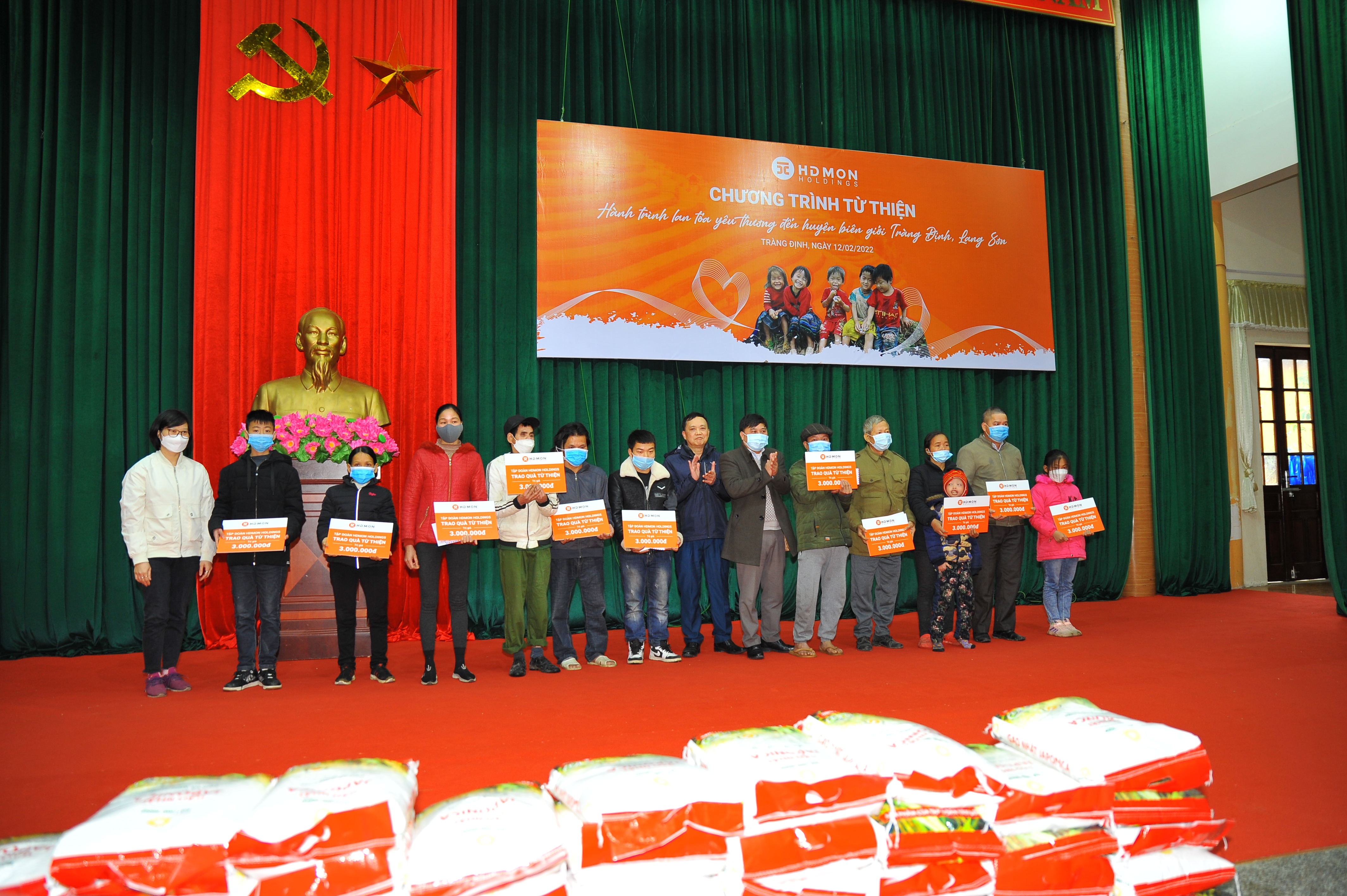 Tập đo&agrave;n HDMon Holdings trao qu&agrave; cho những ho&agrave;n cảnh kh&oacute; khăn tr&ecirc;n địa b&agrave;n huyện bi&ecirc;n giới Tr&agrave;ng Định, Lạng Sơn.
