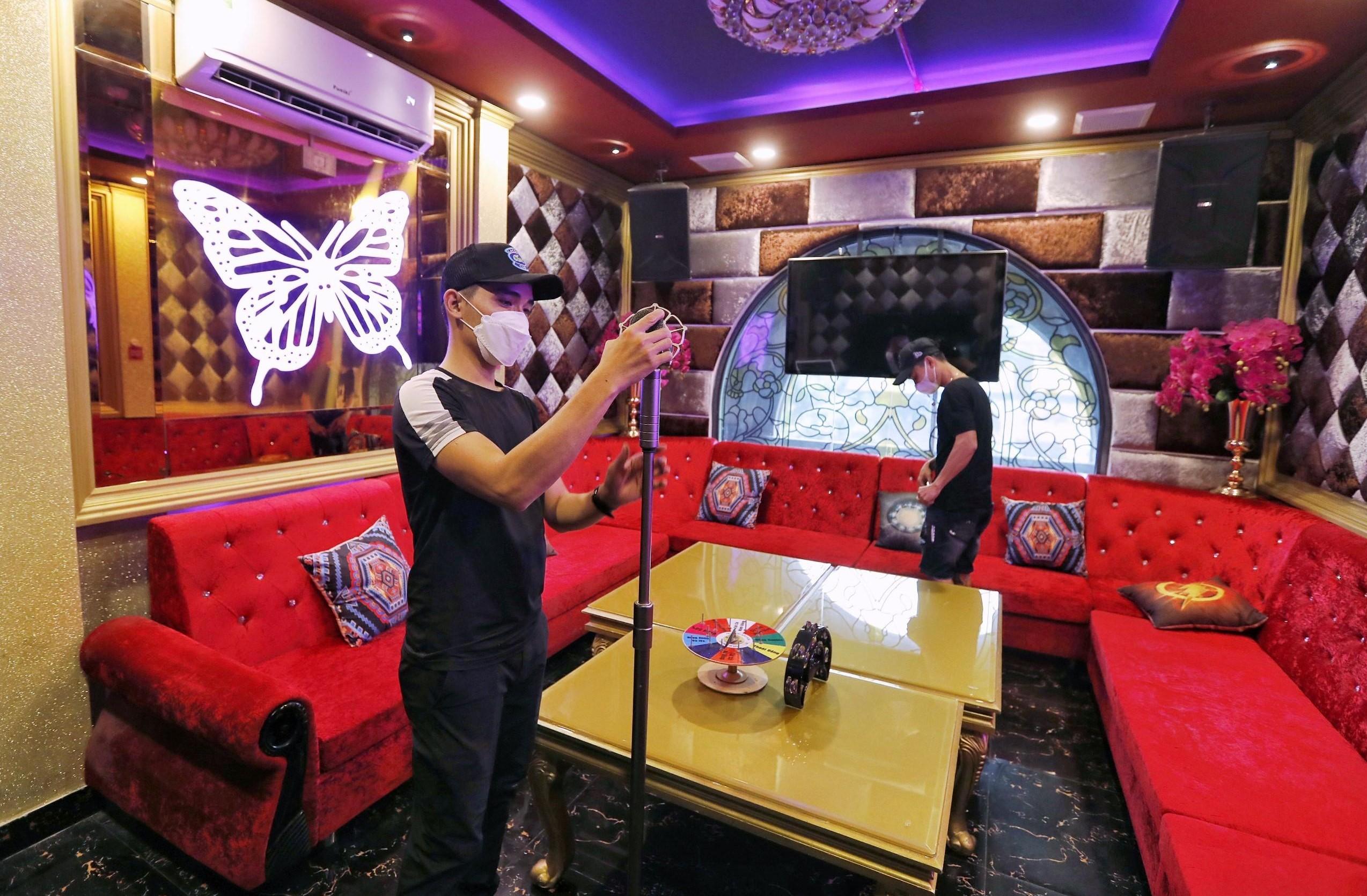 Căn cứ cấp độ dịch để mở lại dịch vụ karaoke, vũ trường