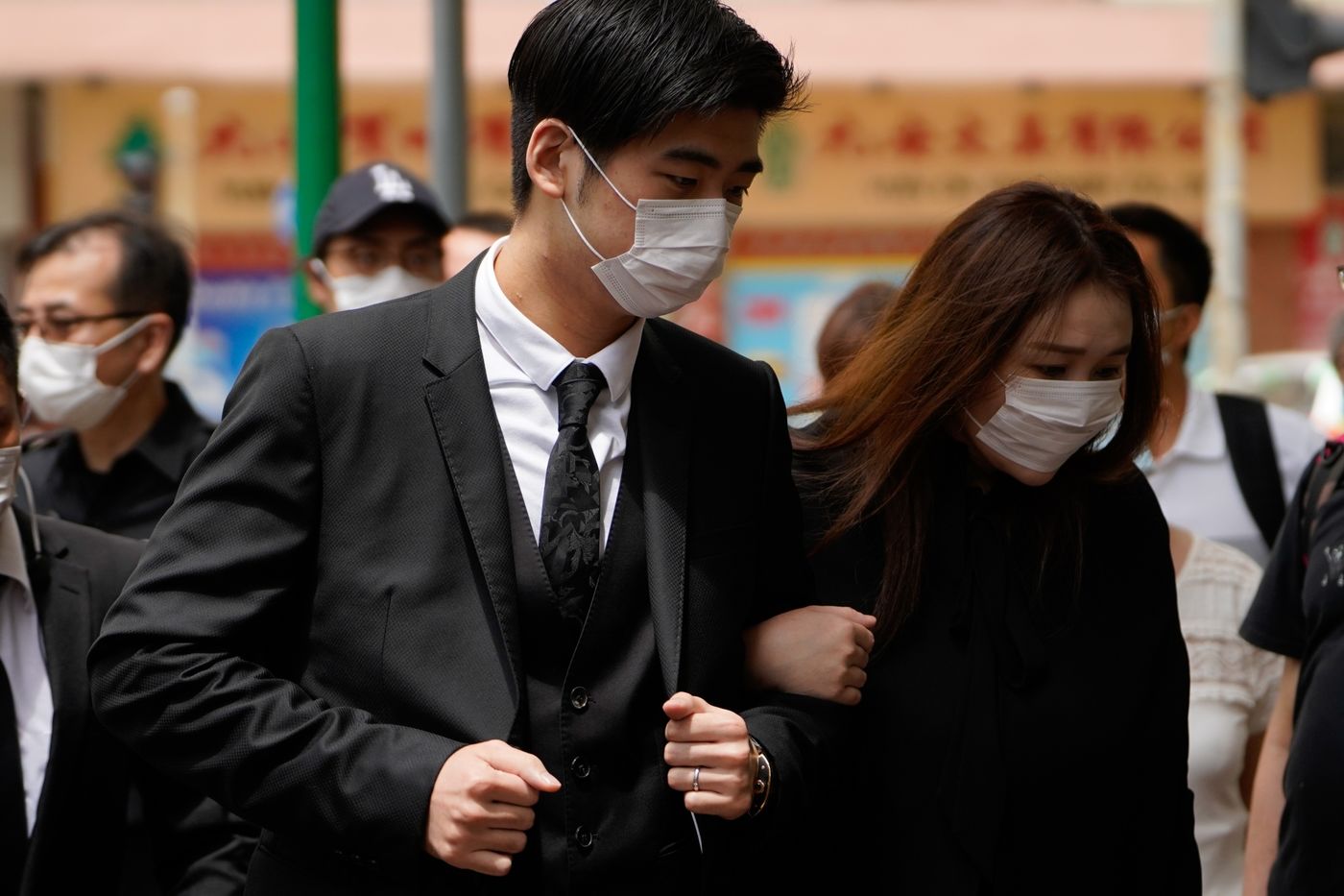 Sabrina Ho v&agrave; chồng tại đ&aacute;m tang của Stanley Ho - Ảnh: Bloomberg.