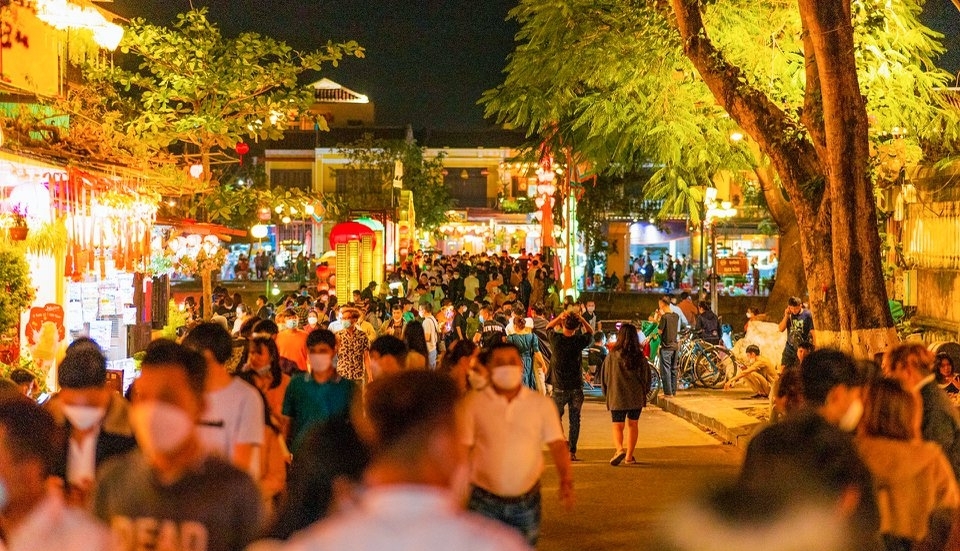 Đường phố Hội An nhộn nhịp từ sáng sớm cho đến đêm trong những ngày đầu năm mới.