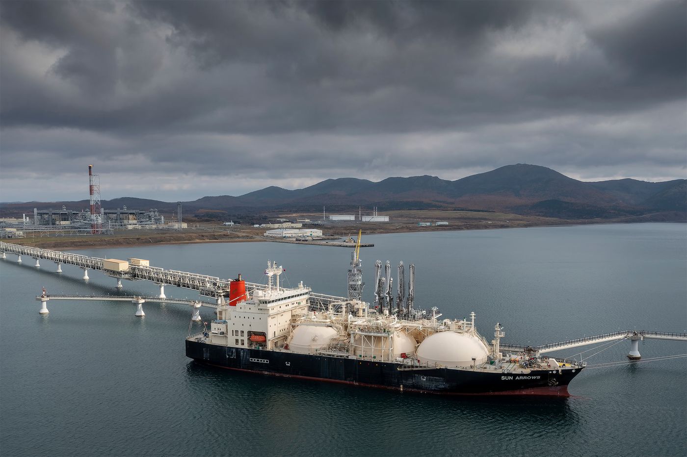 Một t&agrave;u chở LNG đang lấy h&agrave;ng từ dự &aacute;n Sakhalin-II của Nga - Ảnh: Bloomberg.