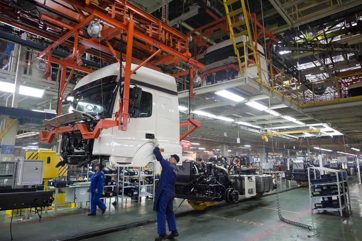 Lắp r&aacute;p xe tải Kamaz trong một nh&agrave; m&aacute;y ở Nga - Ảnh: Bloomberg.