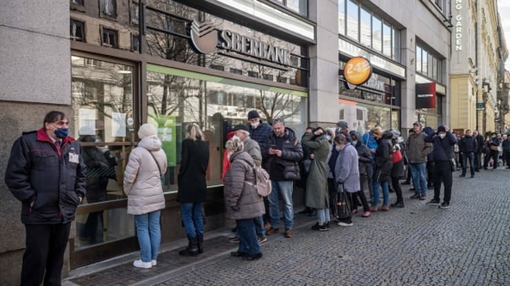 Người dân xếp hàng dài bên ngoài một chi nhánh của Pg88 com chính chủ Nga Sberbank ở Prague, Cộng hoà Séc để rút tiền hôm 25/2, trước khi Sberbank cùng ngày tuyên bố đóng cửa tất cả các chi nhánh ở Séc - Ảnh: Getty/CNBC.