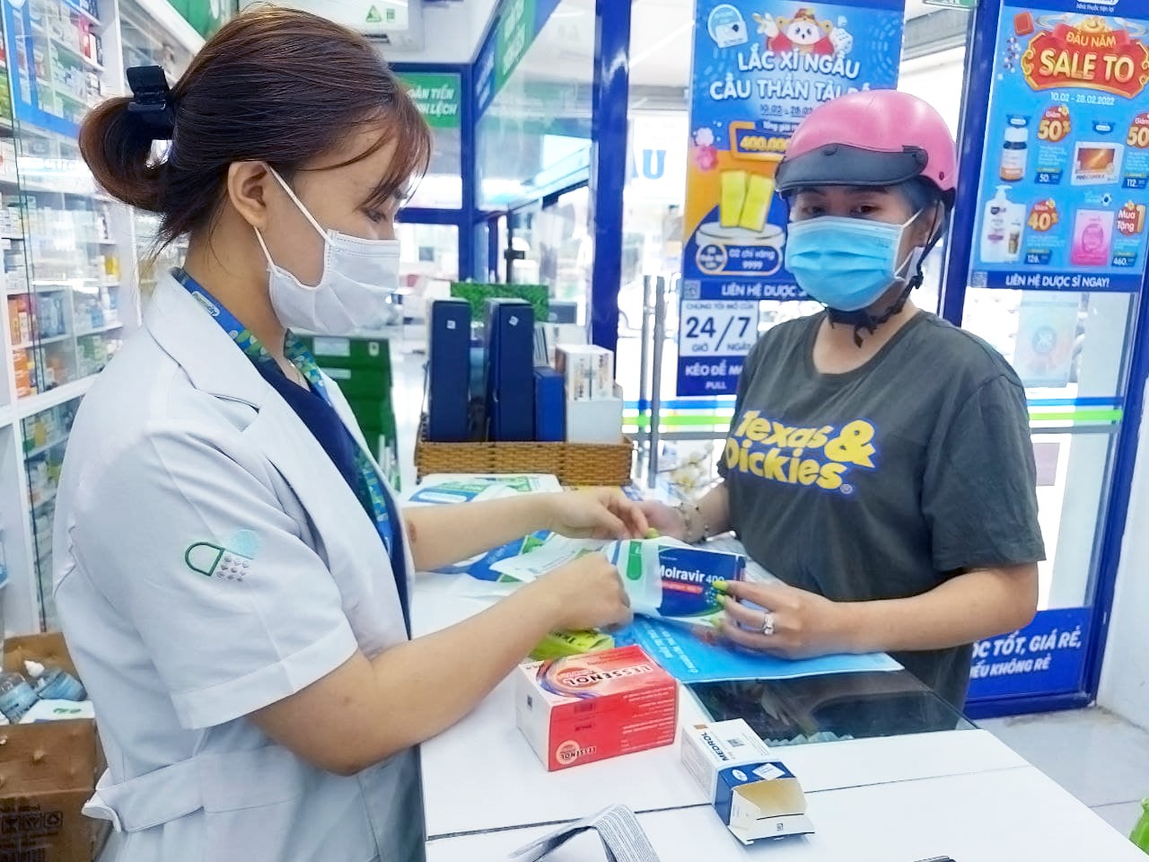 Thuốc điều trị Covid-19 chứa hoạt chất Molnupiravir gi&uacute;p giảm tải lượng virus r&otilde; rệt v&agrave; l&agrave;m sạch virus ở bệnh nh&acirc;n sau 5 ng&agrave;y điều trị.