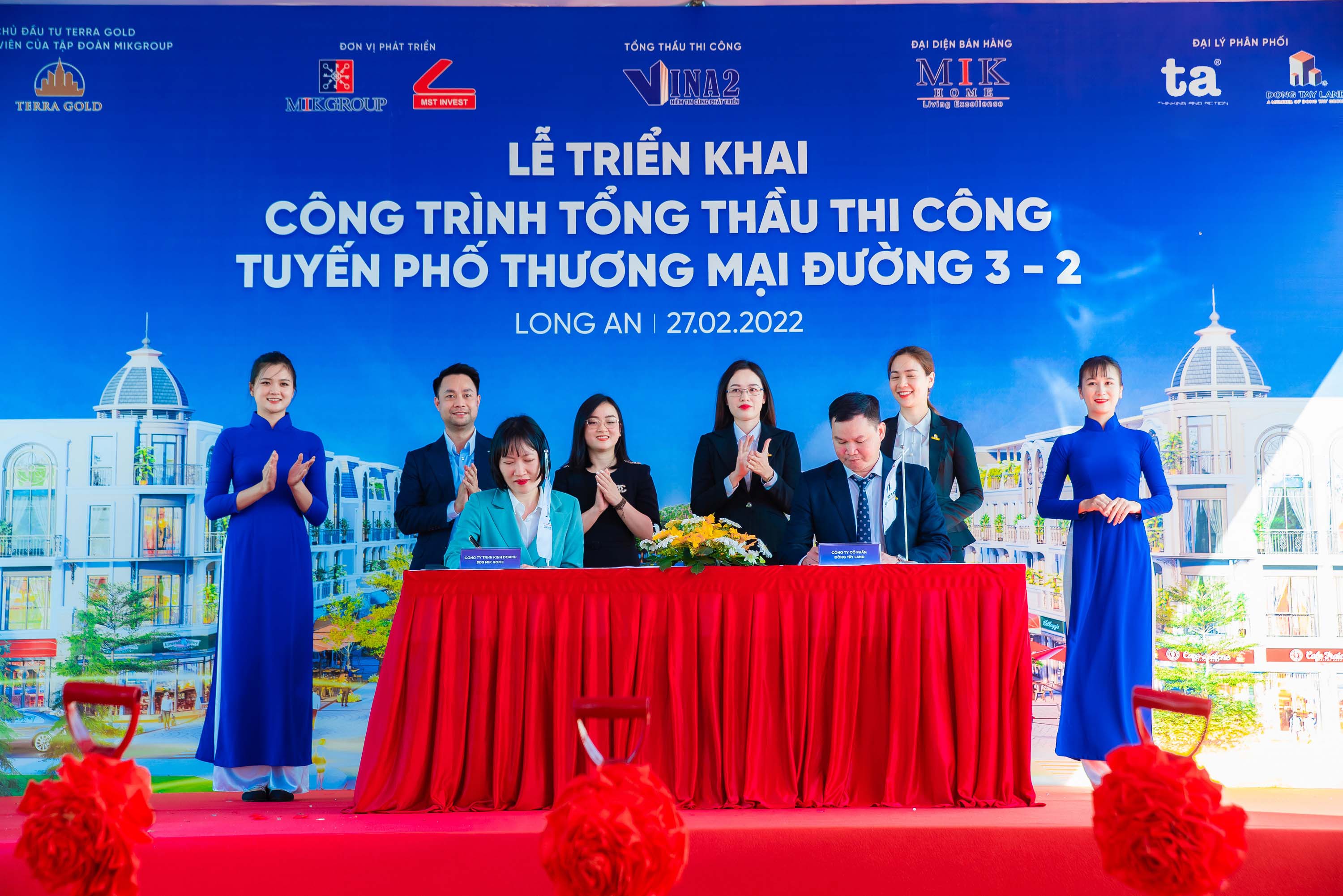 Đại diện MIKHome k&yacute; kết v&agrave; trao chứng nhận đại l&yacute; chiến lược cho đại l&yacute; ph&acirc;n phối ch&iacute;nh thức Dự &aacute;n.