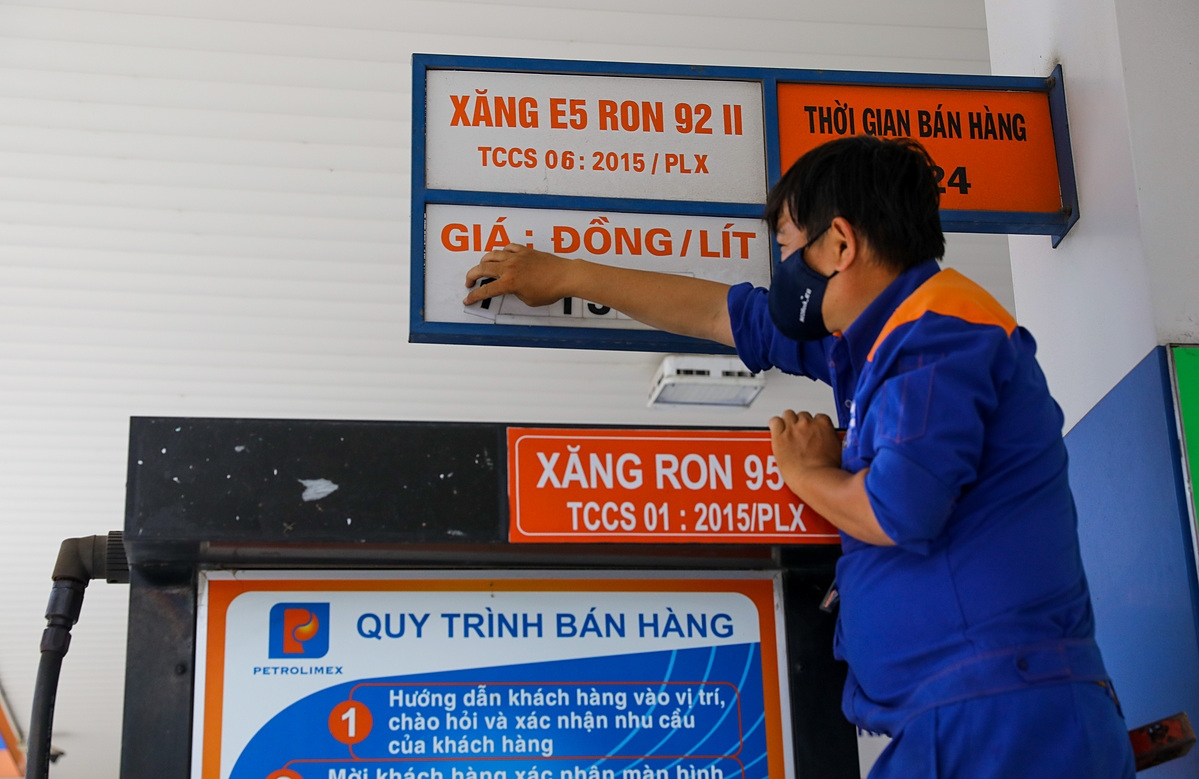 Từ đầu năm đến nay, giá xăng tăng 5 lần và sẽ chưa dừng lại trong thời gian tới