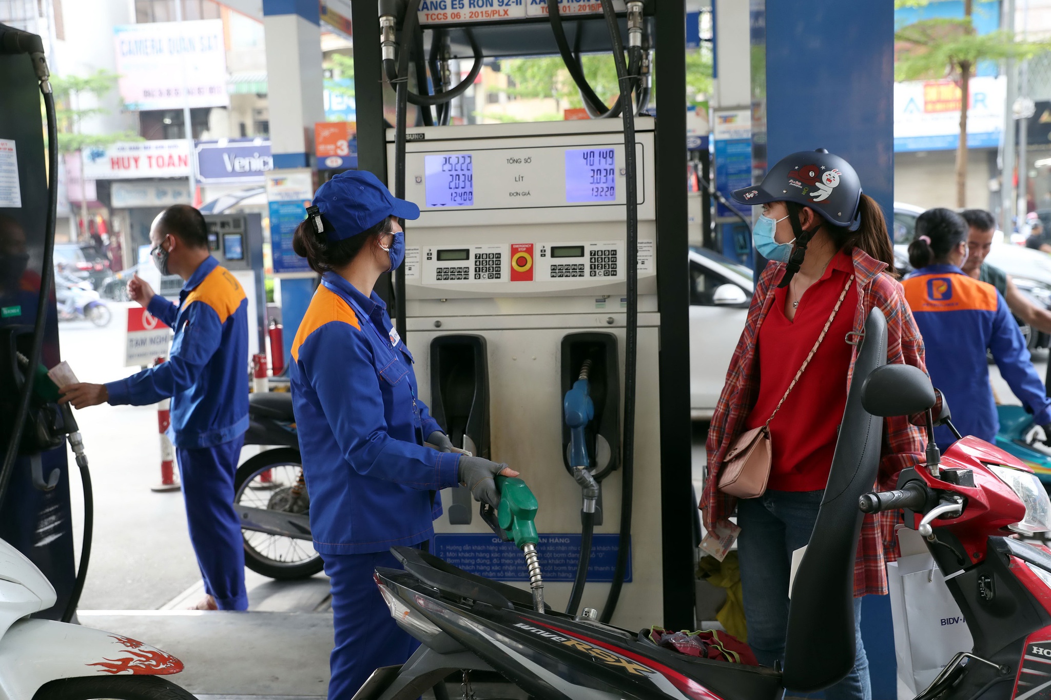 Kể từ ngày 25/2/2022 tới nay, giá dầu thô thế giới tăng quá nhanh và đột biến. 