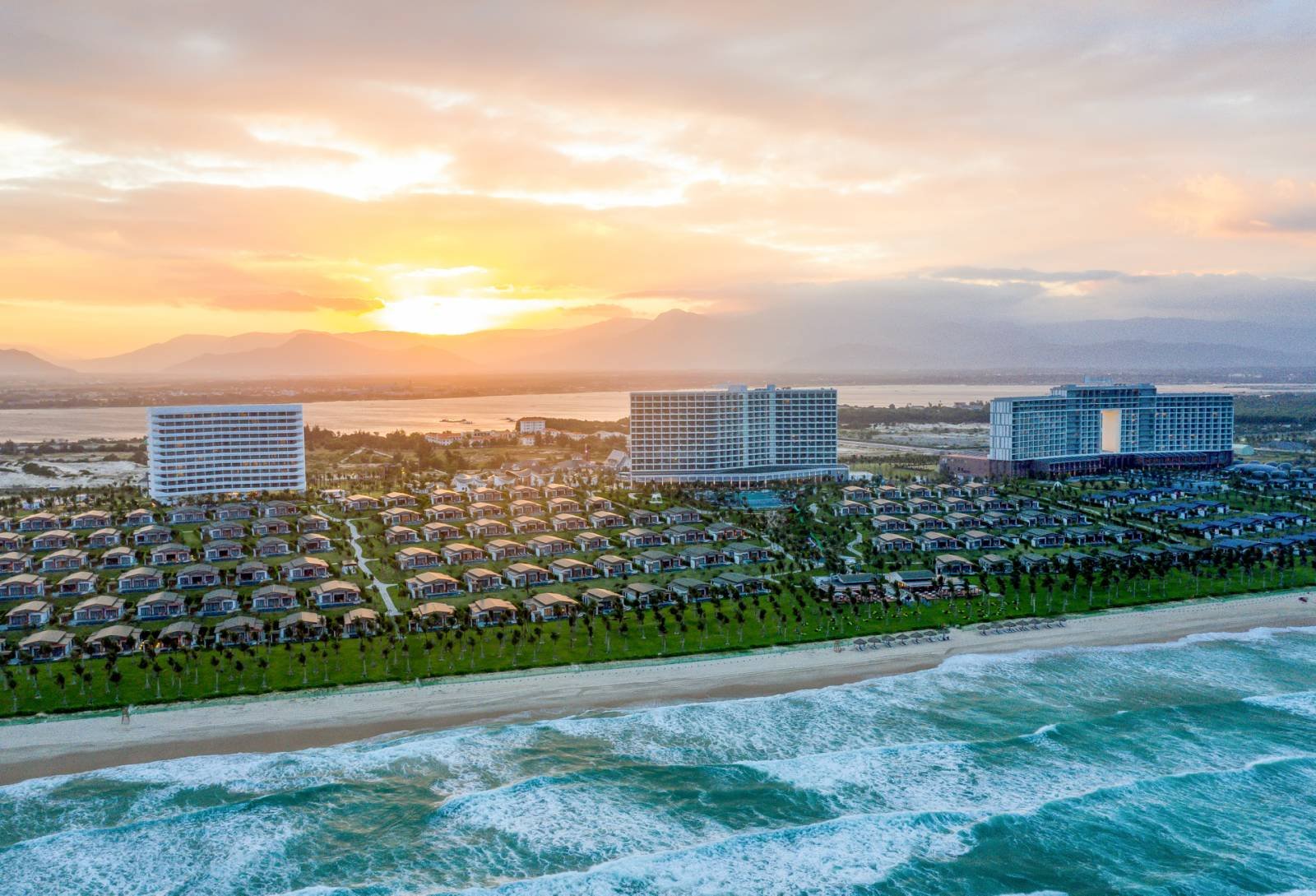 Sự xuất hiện của Mövenpick Resort Cam Ranh giúp Bãi Dài gia tăng sức hút để níu chân du khách vui chơi, trải nghiệm.