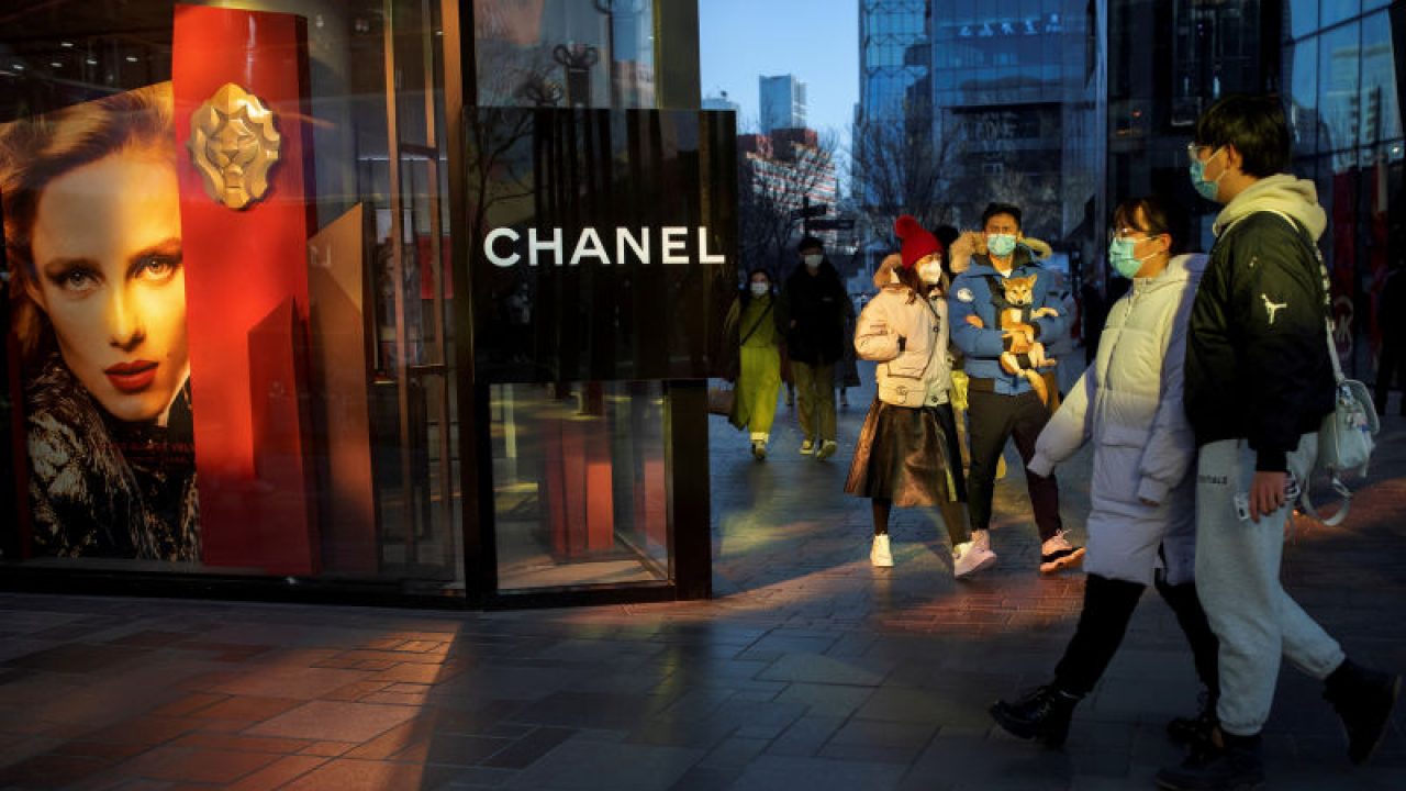 Việc tiếp tục tăng gi&aacute; đ&atilde; đẩy thương hiệu Chanel tới một số hệ luỵ, thấy r&otilde; nhất l&agrave; sự quay lưng từ ch&iacute;nh c&aacute;c kh&aacute;ch h&agrave;ng của m&igrave;nh.