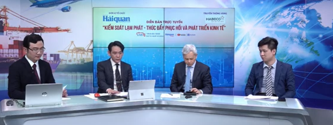 &Ocirc;ng Nguyễn Xu&acirc;n Định (ngo&agrave;i c&ugrave;ng b&ecirc;n phải) chia sẻ tại diễn đ&agrave;n.