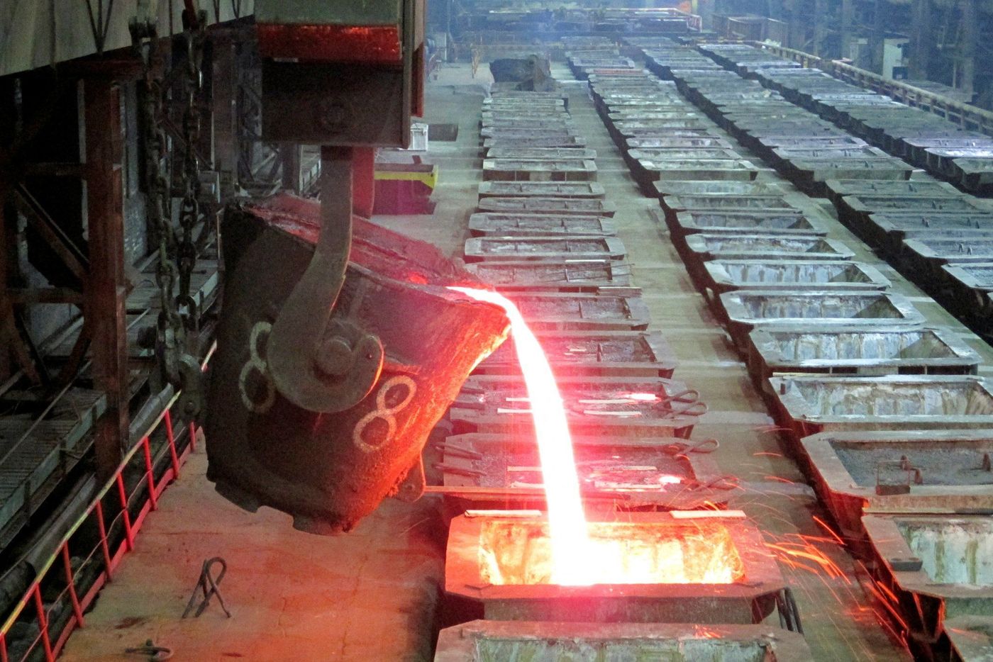 Trong một nh&agrave; m&aacute;y nickel ở Nga - Ảnh: Reuters/WSJ.