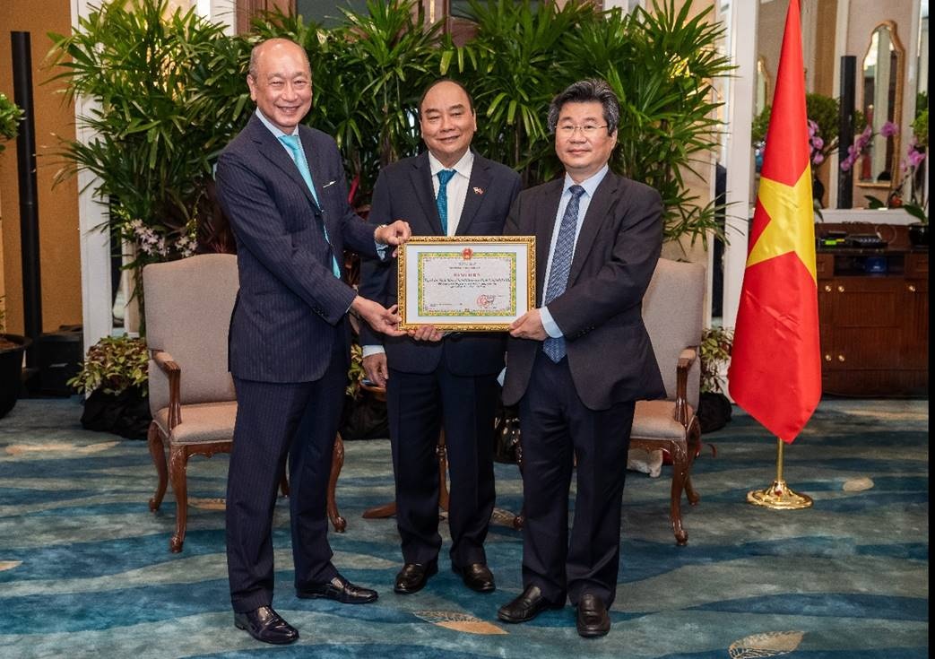 &Ocirc;ng Wee Ee Cheong, Ph&oacute; Chủ tịch ki&ecirc;m Tổng Gi&aacute;m đốc tập đo&agrave;n UOB, nhận bằng khen từ Bộ Kế hoạch v&agrave; Pg88vn Trang Chủ Chính Thức trước sự chứng kiến ​​của Chủ tịch nước Nguyễn Xu&acirc;n Ph&uacute;c.