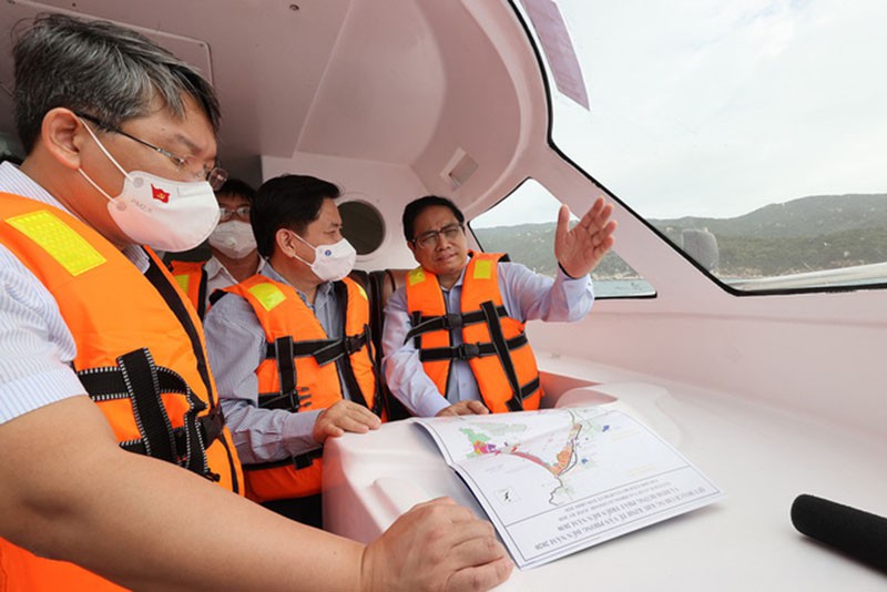 Thủ tướng Phạm Minh Chính khảo sát trên vịnh Vân Phong. Ảnh: VGP