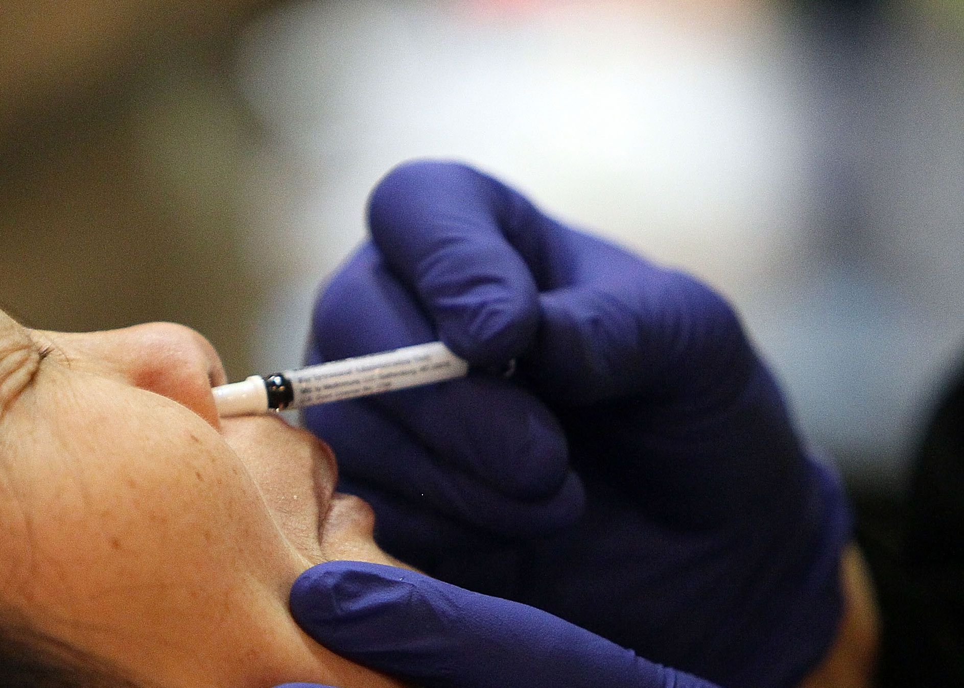 Vaccine đường mũi&nbsp;tạo ra khả năng miễn dịch tại chỗ ở v&ugrave;ng mũi họng v&agrave; tạo th&ecirc;m một r&agrave;o cản đối với virus t&igrave;m c&aacute;ch x&acirc;m nhập v&agrave;o cơ thể.