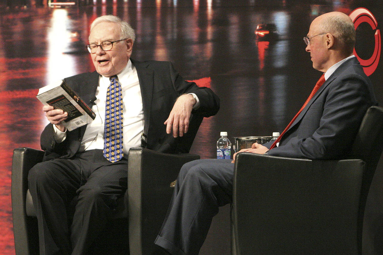 Buffett d&agrave;nh phần lớn thời gian h&agrave;ng ng&agrave;y để đọc - Ảnh: AP
