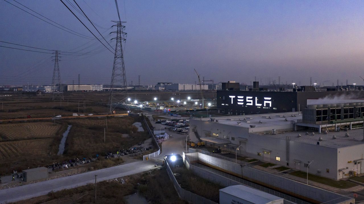 Nh&agrave; m&aacute;y của Tesla ở Thượng Hải - Ảnh: Bloomberg