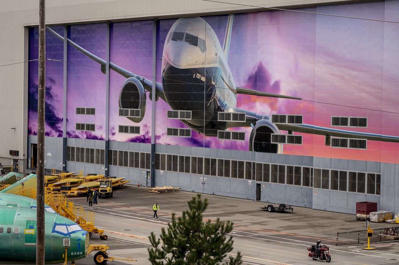 B&ecirc;n ngo&agrave;i nh&agrave; m&aacute;y của Boeing tại&nbsp;Renton, Washington - Ảnh: WSJ