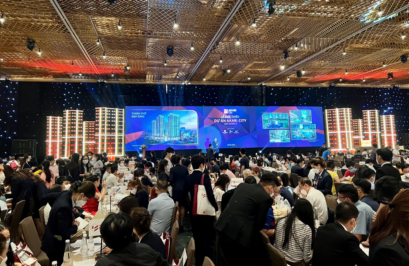 Hàng trăm khách hàng tham gia lễ giới thiệu Akari City giai đoạn 2 cuối tuần qua và phần lớn căn hộ đã được giao dịch thành công.