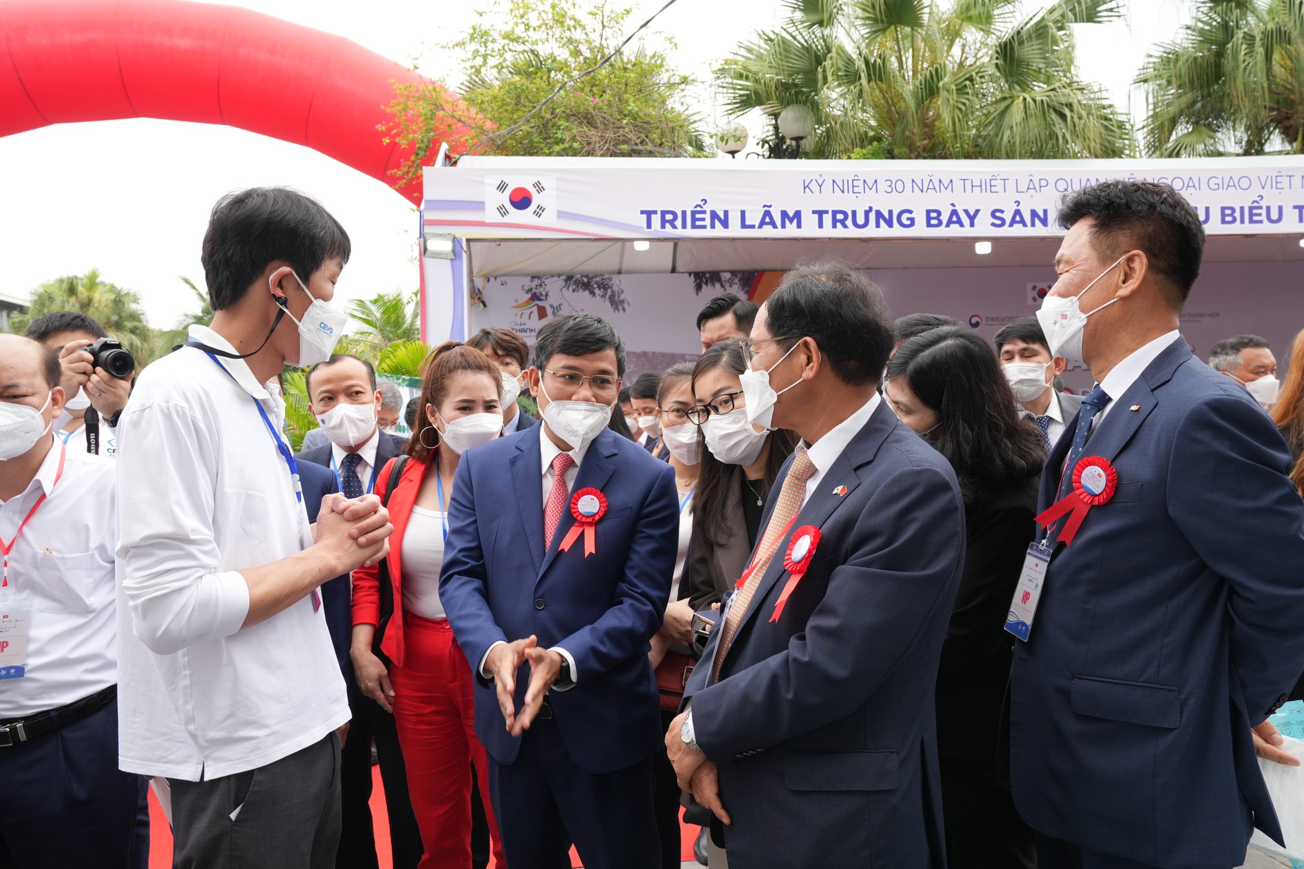 Đại diện C&ocirc;ng ty TNHH Cammsys Việt Nam, rất hy vọng, sẽ t&igrave;m kiếm được đối t&aacute;c sản xuất v&agrave; Pg88ok ưu đãi hấp dẫn h&oacute;a sản phẩm &ocirc; t&ocirc; điện, đồng thời mong muốn Thanh H&oacute;a sẽ đề xuất Ch&iacute;nh phủ cho cấp ph&eacute;p th&iacute; điểm loại phương tiện n&agrave;y tại Thanh H&oacute;a. Đ&acirc;y l&agrave; tiền đề để đưa sản phẩm được cấp ph&eacute;p lưu h&agrave;nh tại Việt Nam. &Ocirc;ng Nguyễn Văn Thi, Ph&oacute; chủ tịch UBND tỉnh Thanh H&oacute;a khẳng định, tỉnh sẽ hỗ trợ tối đa cho PG88 Link Dễ Nhớ Pg88.com bởi phương tiện n&agrave;y rất ph&ugrave; hợp với điều kiện, cơ sở hạ tầng tại Việt Nam.&nbsp;