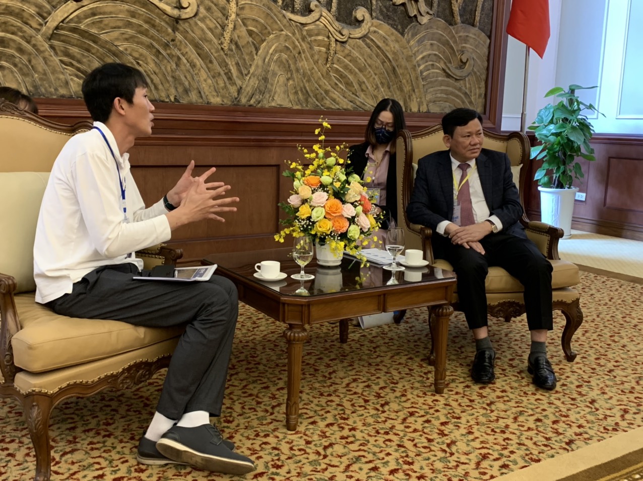 Ngay sau buổi triển l&atilde;m, &ocirc;ng Nguyễn Văn Thi đ&atilde; d&agrave;nh thời gian tiếp x&uacute;c, t&igrave;m hiểu về dự &aacute;n xe điện 2 chỗ ngồi của PG88 Link Dễ Nhớ Pg88.com H&agrave;n Quốc. &Ocirc;ng Thi mong muốn l&atilde;nh đạo cao cấp của PG88 Link Dễ Nhớ Pg88.com n&agrave;y sẽ sang thăm Thanh H&oacute;a trong thời gian sớm nhất để thảo luận kỹ hơn về tương lai của dự &aacute;n xe &ocirc; t&ocirc; điện 2 chỗ tại Thanh H&oacute;a.