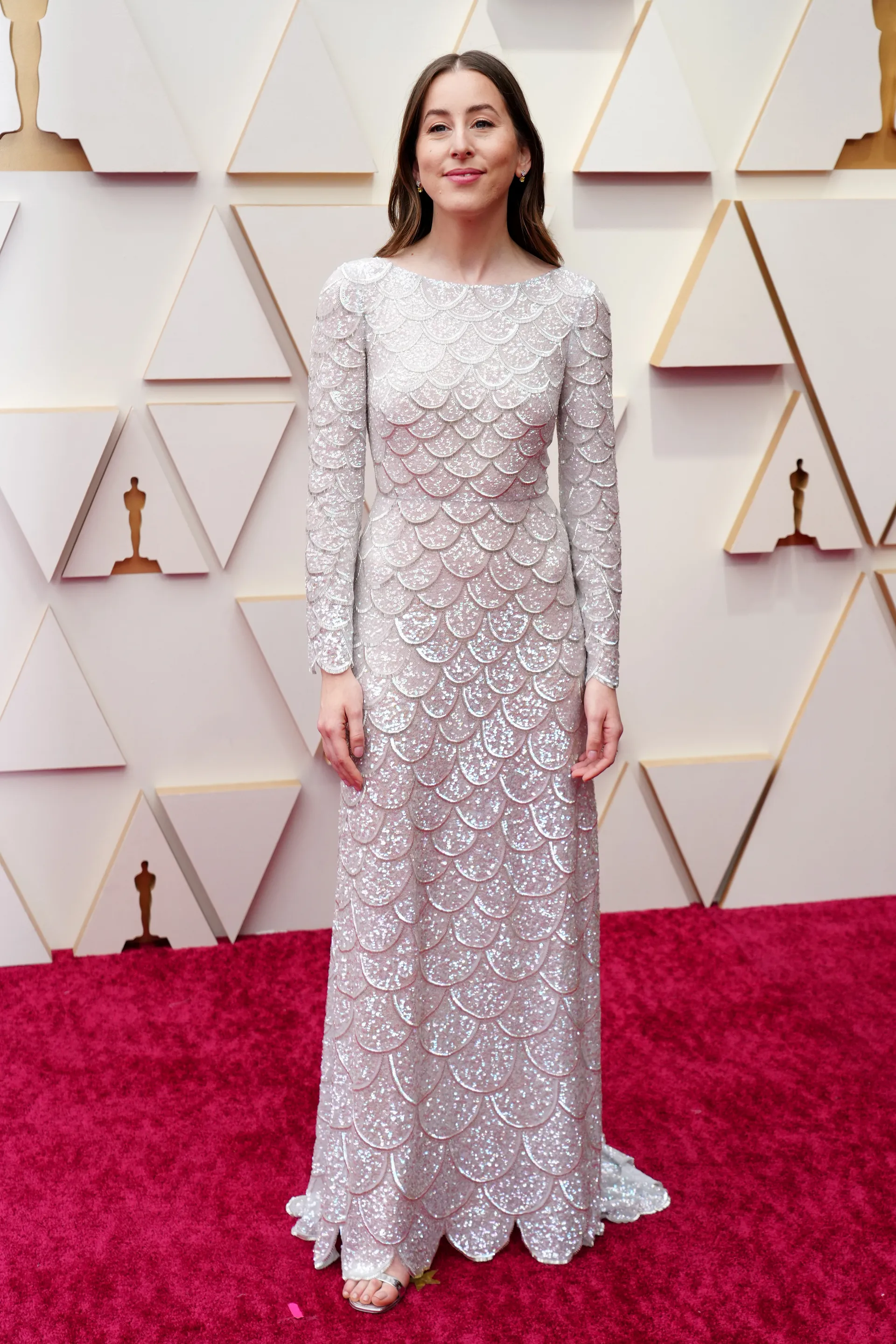 Alana Haim&nbsp;thể hiện n&eacute;t sang trọng, quyến rũ trong bộ v&aacute;y &ldquo;n&agrave;ng ti&ecirc;n c&aacute;&rdquo; của Louis Vuitton.