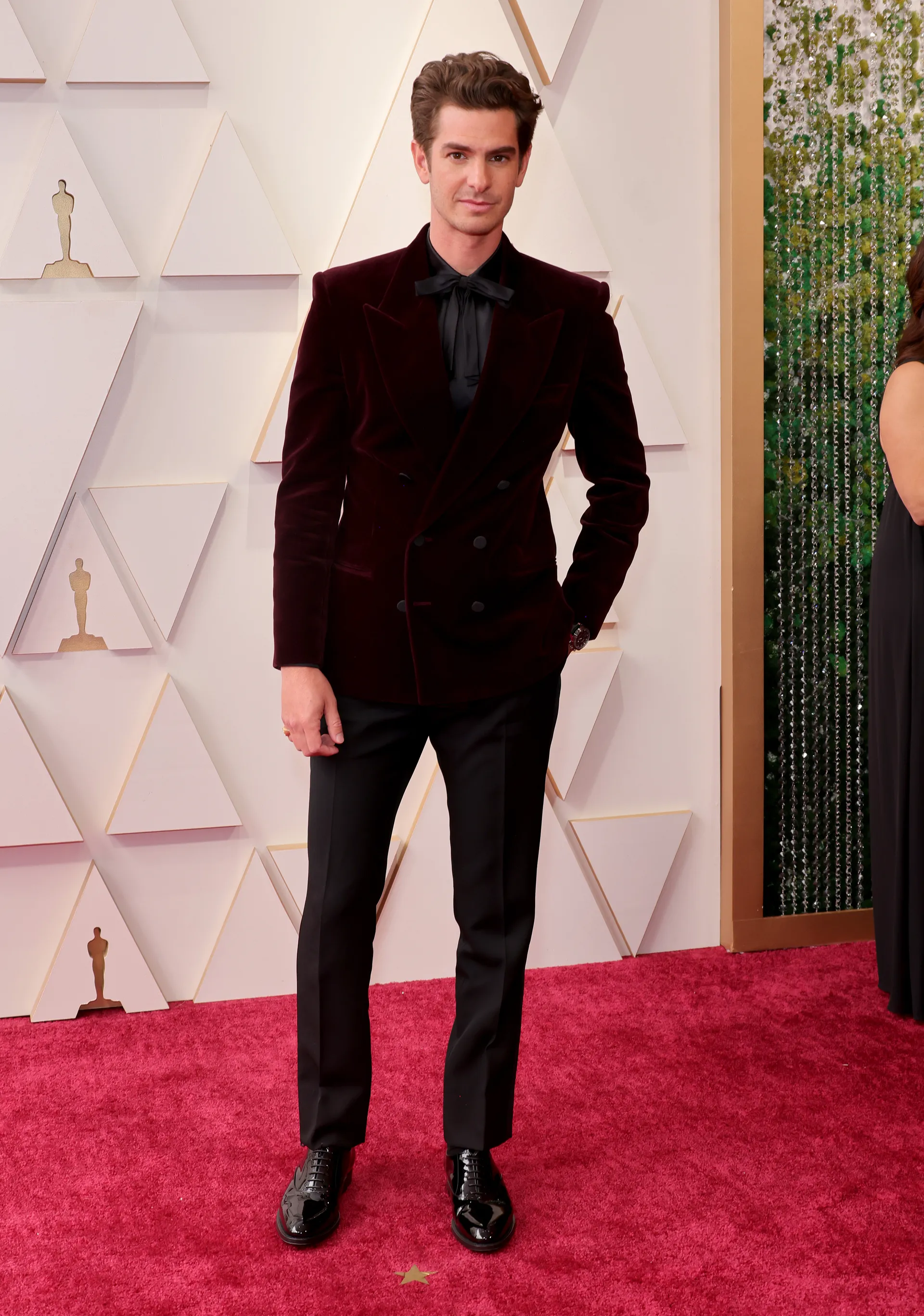Nam diễn vi&ecirc;n&nbsp;Andrew Garfield chọn vest nhung m&agrave;u mận lịch l&atilde;m&nbsp;của Saint Laurent.