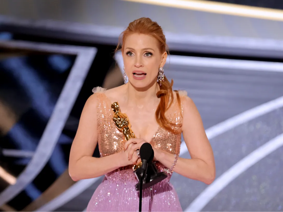 Tượng v&agrave;ng cho Nữ ch&iacute;nh xuất sắc nhất Oscar 2022 đ&atilde; thuộc về Jessica Chastain với vai diễn trong&nbsp;The Eyes of Tammy Faye.&nbsp;