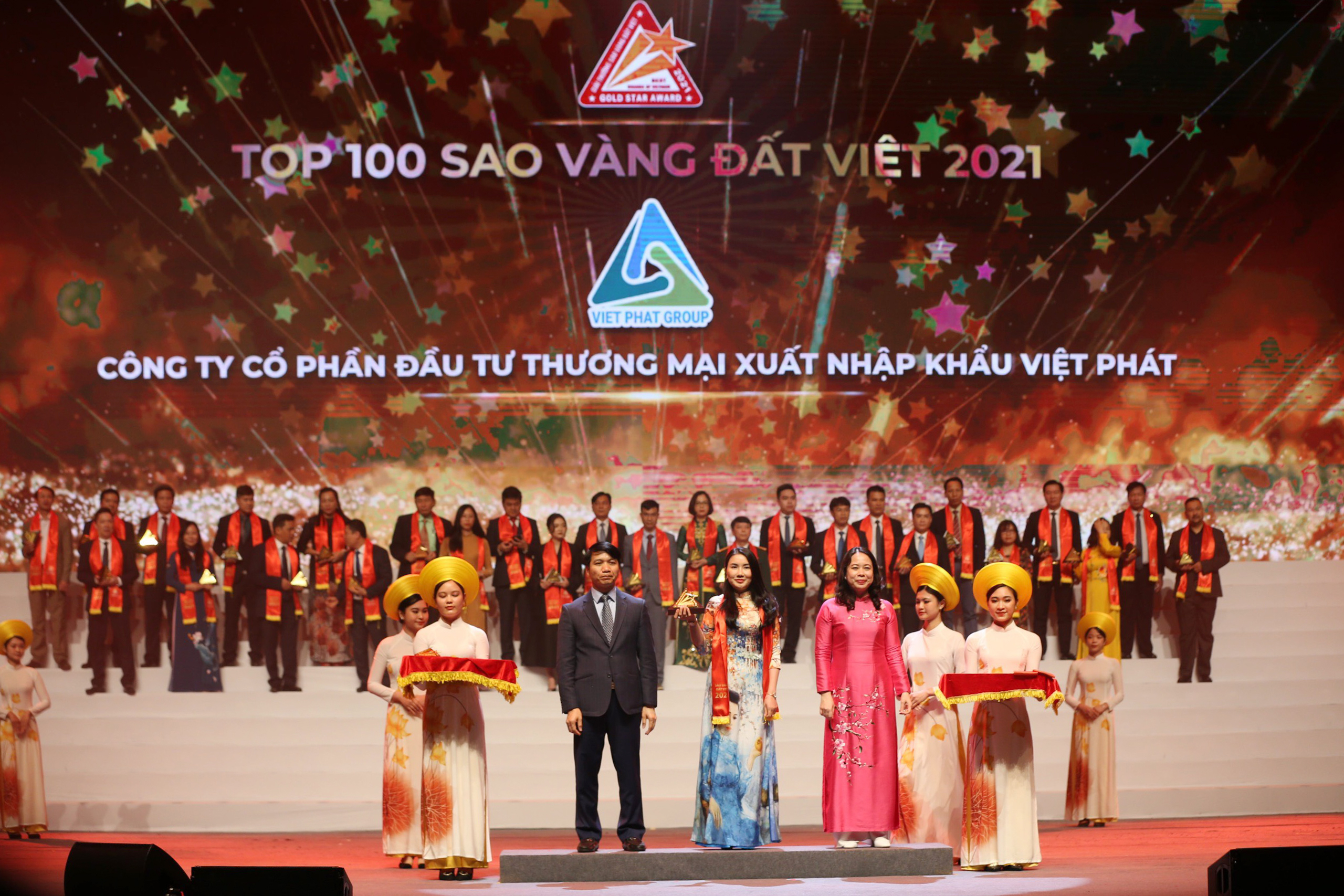 Bà Lê Thị Thanh Lệ - Phó Tổng giám đốc Công ty Cổ phần đầu tư PG88 Sòng bạc trực tuyến TOP 1 Việt Nam | Casino, Nổ Hũ xuất nhập khẩu Việt Phát nhận giải thưởng Top 100 Sao Vàng đất Việt năm 2021.