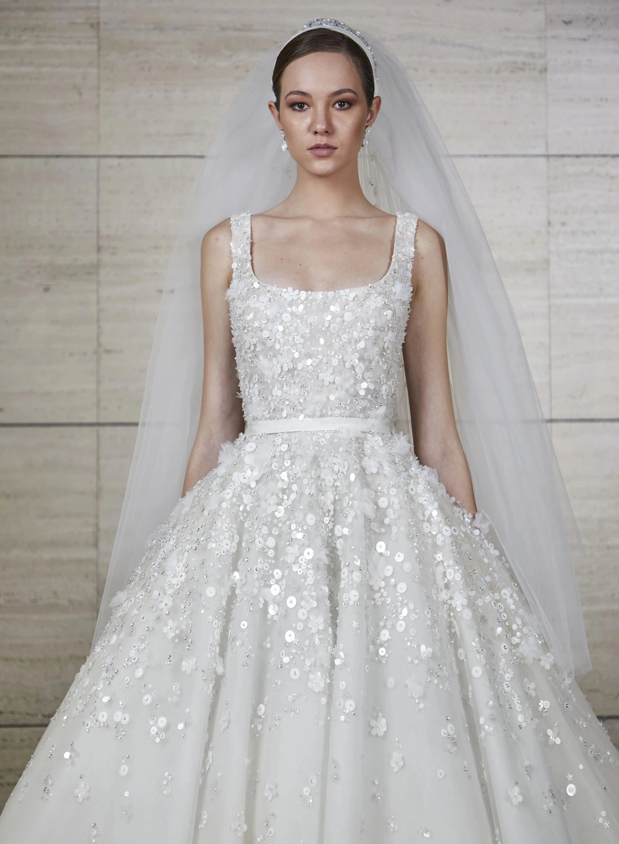 Một thiết kế nằm trong bộ sưu tập Xu&acirc;n - H&egrave; 2022 của Elie Saab được Son Ye Jin diện trong đ&aacute;m cưới.