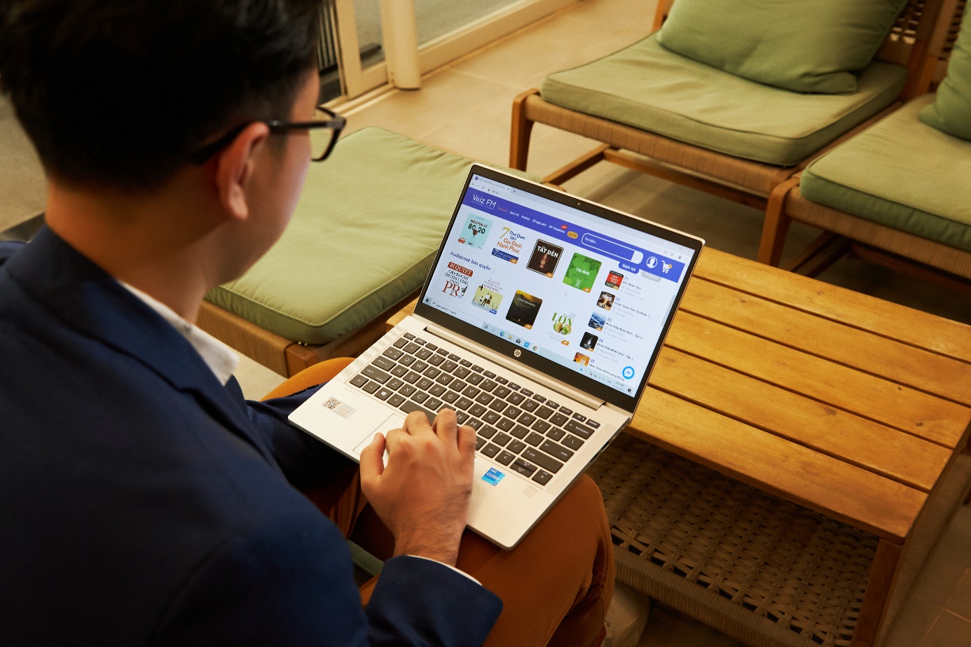 HP ProBook 400 series G8 đạt ti&ecirc;u chuẩn độ bền qu&acirc;n đội MIL-STD 810H.