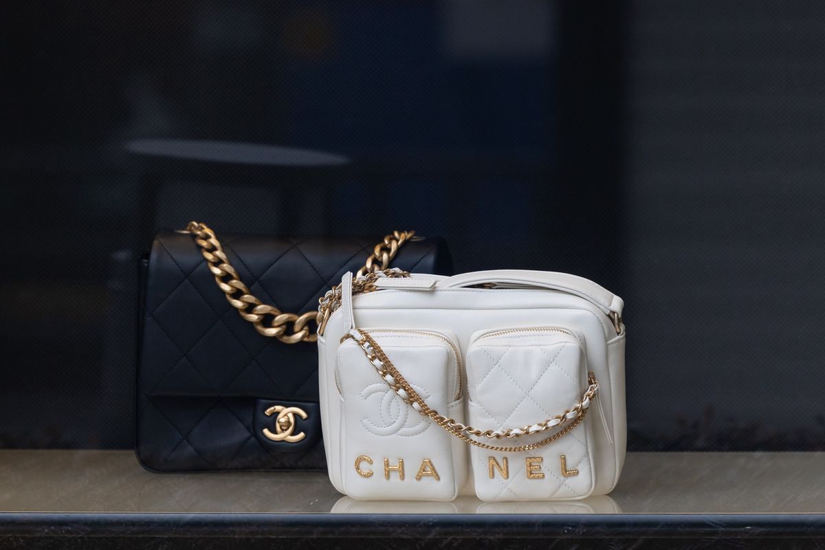 Chanel ngừng bán túi cho người Nga ở nước ngoài muốn mang sản phẩm về quê nhà