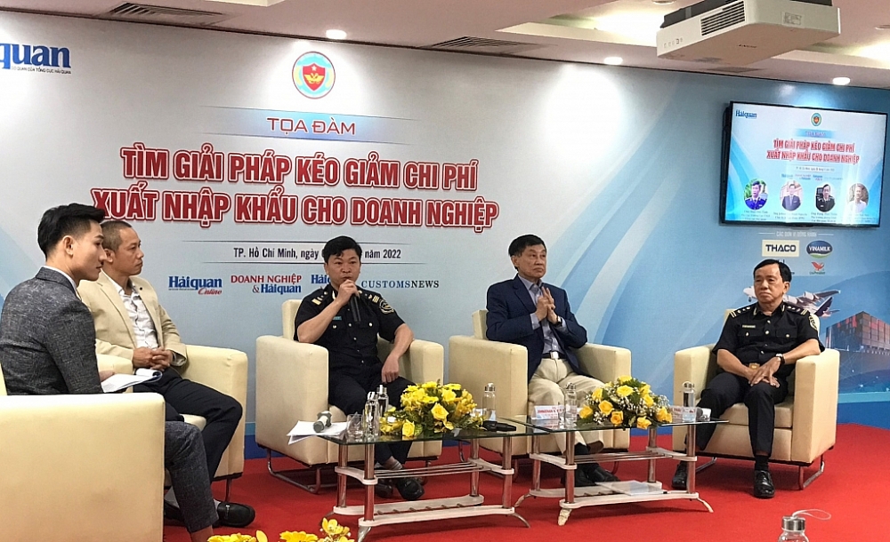 &Ocirc;ng Đ&agrave;o Duy T&aacute;m, Ph&oacute; Cục trưởng Cục Gi&aacute;m s&aacute;t quản l&yacute; về hải quan, Tổng cục Hải quan đang chia sẻ tại tọa đ&agrave;m - Ảnh: CL.
