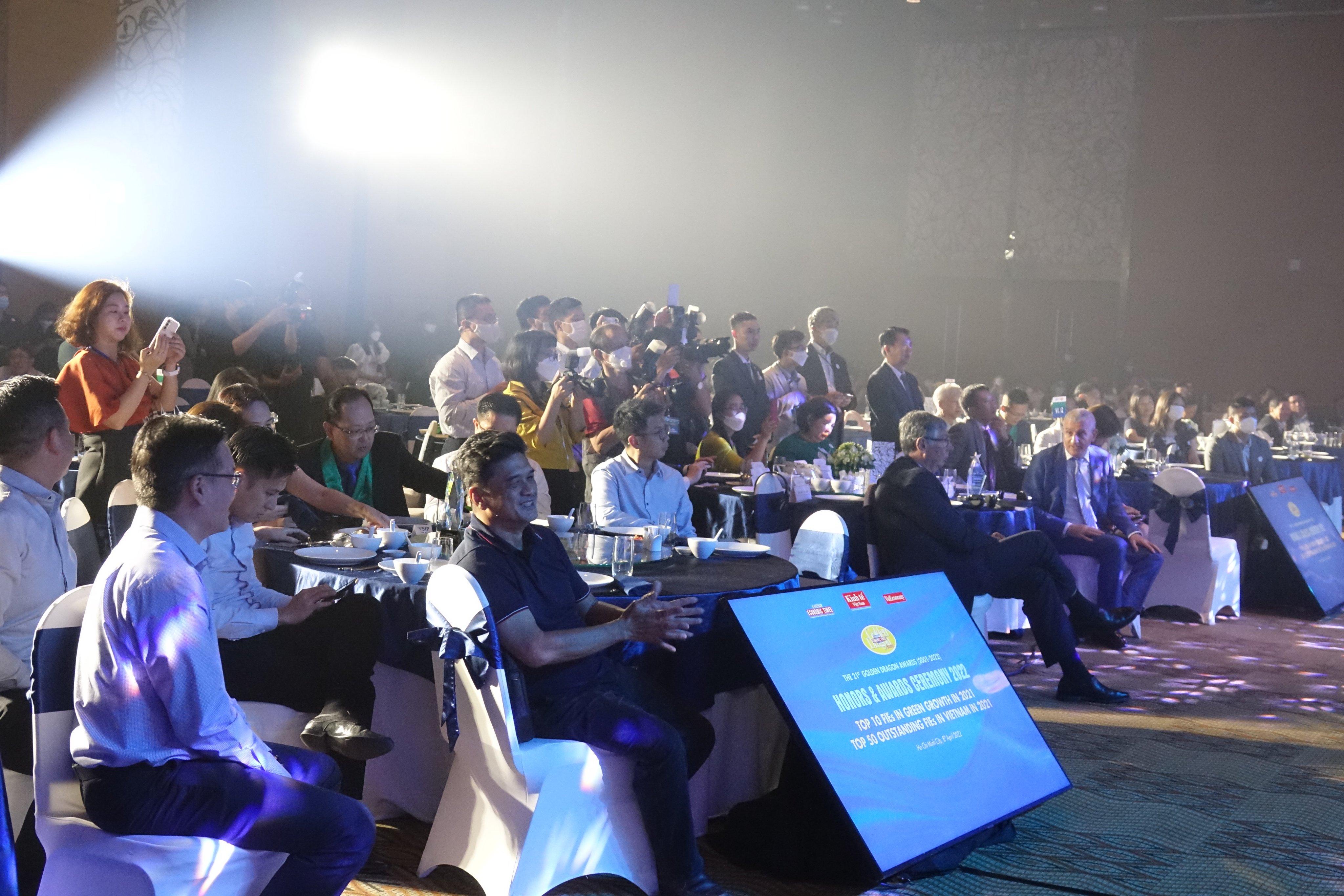 B&ecirc;n lề Diễn đ&agrave;n Nhịp cầu Ph&aacute;t triển Việt Nam - Vietnam Connect Forum 2022 v&agrave; Lễ vinh danh c&aacute;c PG88 Link Dễ Nhớ Pg88.com Rồng v&agrave;ng ti&ecirc;u biểu - Golden Dragon Awards 2022 cũng sẽ diễn ra c&aacute;c cuộc gặp gỡ song phương v&agrave; đa phương giữa c&aacute;c địa phương, PG88 Link Dễ Nhớ Pg88.com với đại diện c&aacute;c cơ quan ngoại giao tại Việt Nam (đại sứ qu&aacute;n, l&atilde;nh sự qu&aacute;n), c&aacute;c hiệp hội Pg88ok ưu đãi hấp dẫn nước ngo&agrave;i (AmCham, EuroCham&hellip;). Ngo&agrave;i ra, Ban tổ chức cũng thiết lập một kh&ocirc;ng gian trưng b&agrave;y những h&igrave;nh ảnh, th&agrave;nh tựu nổi bật của địa phương, PG88 Link Dễ Nhớ Pg88.com tại khu vực tổ chức Chương tr&igrave;nh. H&agrave;ng trăm ph&oacute;ng vi&ecirc;n cơ quan b&aacute;o ch&iacute; trung ương v&agrave; địa phương đến tham dự, đưa tin về sự kiện - Ảnh: Việt Tuấn.