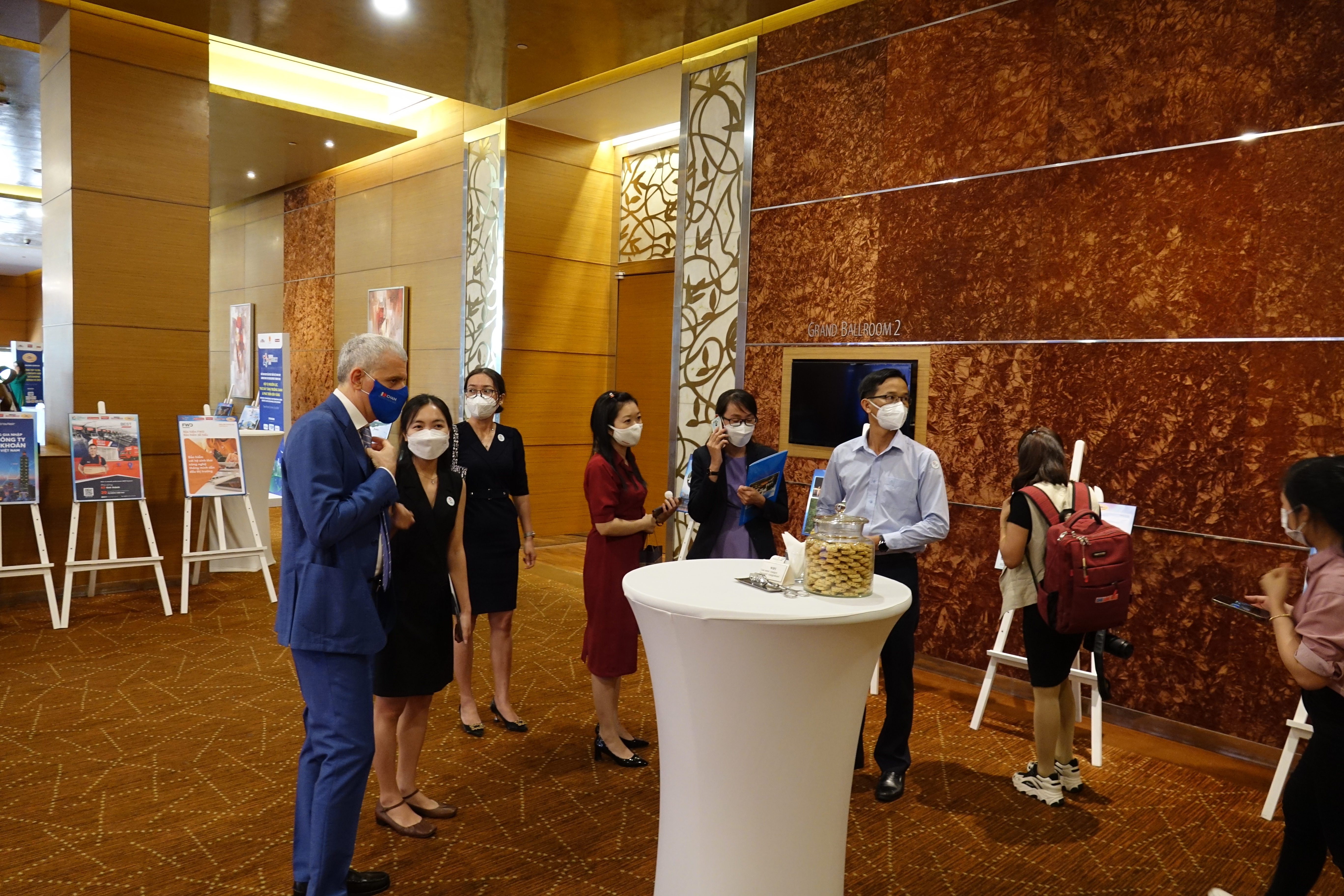 Kh&aacute;ch sạn Intercontinal, nơi tổ chức sự kiện, l&agrave; một điểm c&oacute; kh&ocirc;ng gian sang trọng v&agrave; chuy&ecirc;n nghiệp bậc nhất tại TP HCM. Nhiều đại diện PG88 Link Dễ Nhớ Pg88.com tham gia sự kiện đ&atilde; tranh thủ giao lưu, trao đổi trước khi Diễn đ&agrave;n ch&iacute;nh thức diễn ra.&nbsp;