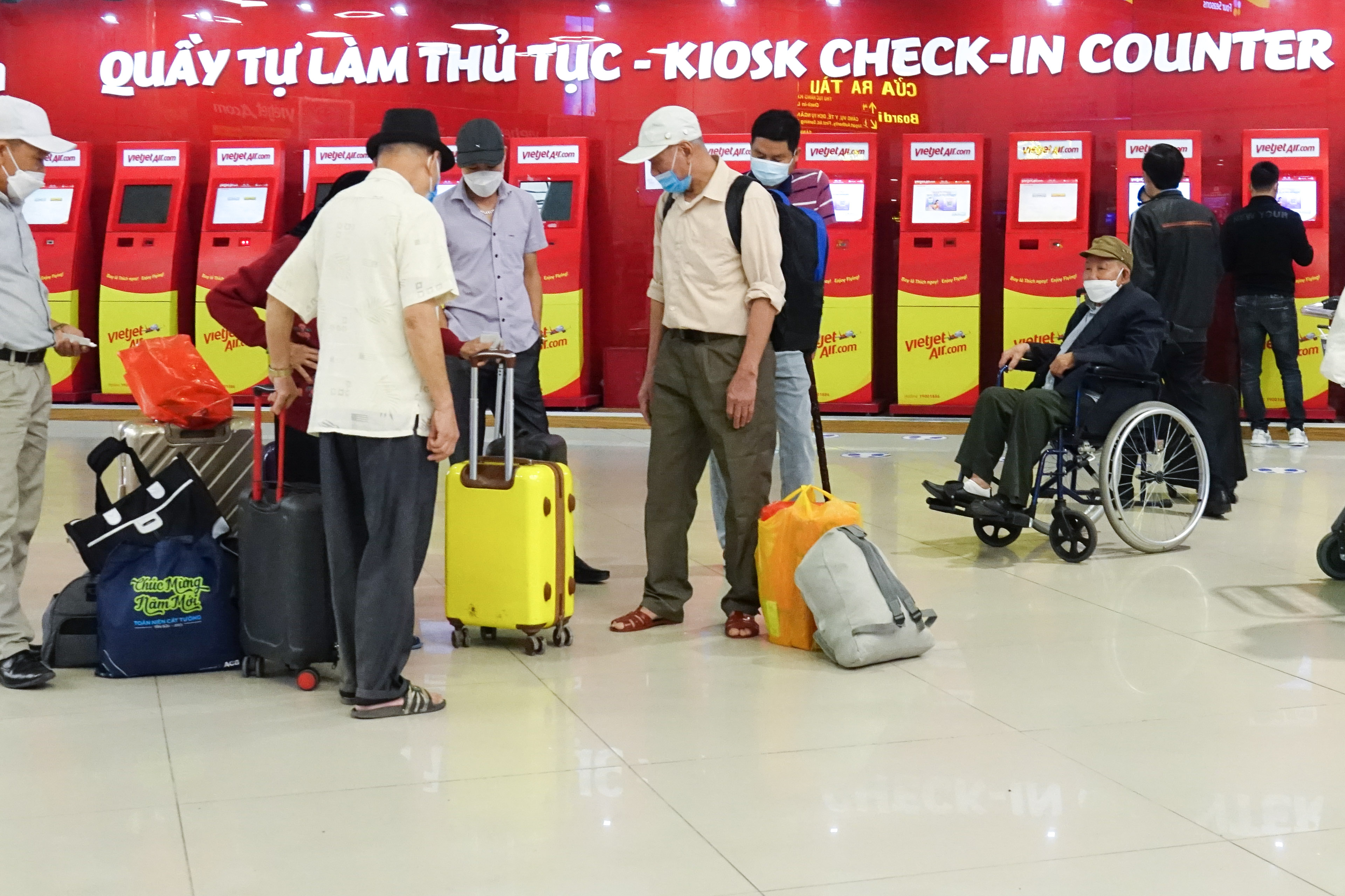 Chỉ c&aacute;ch đ&acirc;y 2, 3 th&aacute;ng th&igrave; việc ra s&acirc;n bay v&agrave; di chuyển đường d&agrave;i l&agrave; rất kh&oacute; khăn với những người cao tuổi. Nhưng hiện nay, c&aacute;c cụ gi&agrave; đ&atilde; c&oacute; thể thoải m&aacute;i đặt v&eacute; m&aacute;y bay đi du lịch, thăm người th&acirc;n.&nbsp;