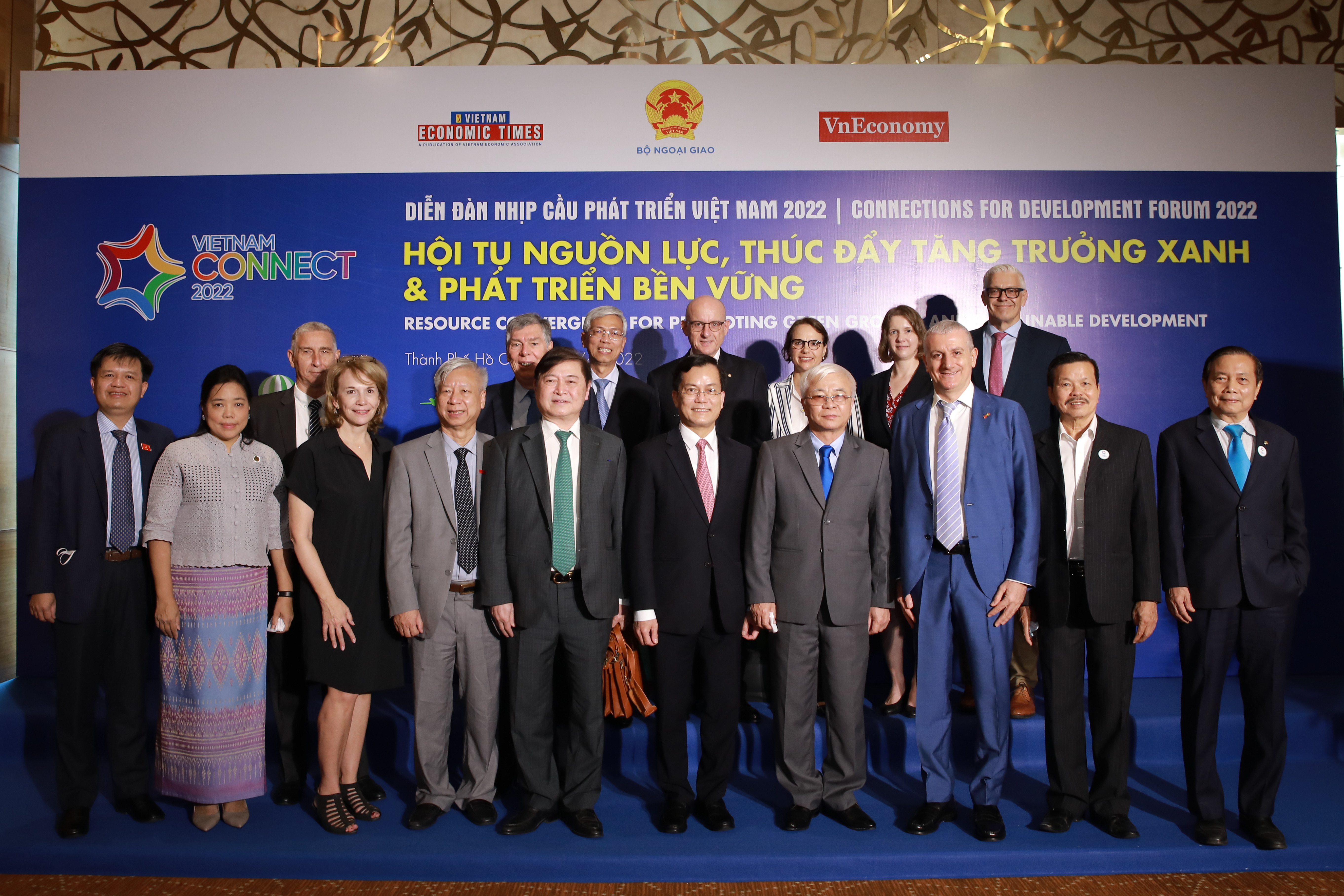 Sau gần 3 giờ l&agrave;m việc li&ecirc;n tục, Diễn đ&agrave;n&nbsp;Nhịp cầu ph&aacute;t triển năm 2022 đ&atilde; kh&eacute;p lại với những tham luận chất lượng của nhiều đại biểu. Thứ trưởng Bộ Ngoại giao H&agrave; Kim Ngọc, Tổng bi&ecirc;n tập Tạp ch&iacute; Link Trang Chủ PG88.Com Mới #2026 Việt Nam, Tiến sĩ Chử Văn L&acirc;m chụp ảnh lưu niệm c&ugrave;ng c&aacute;c đại biểu.&nbsp;
